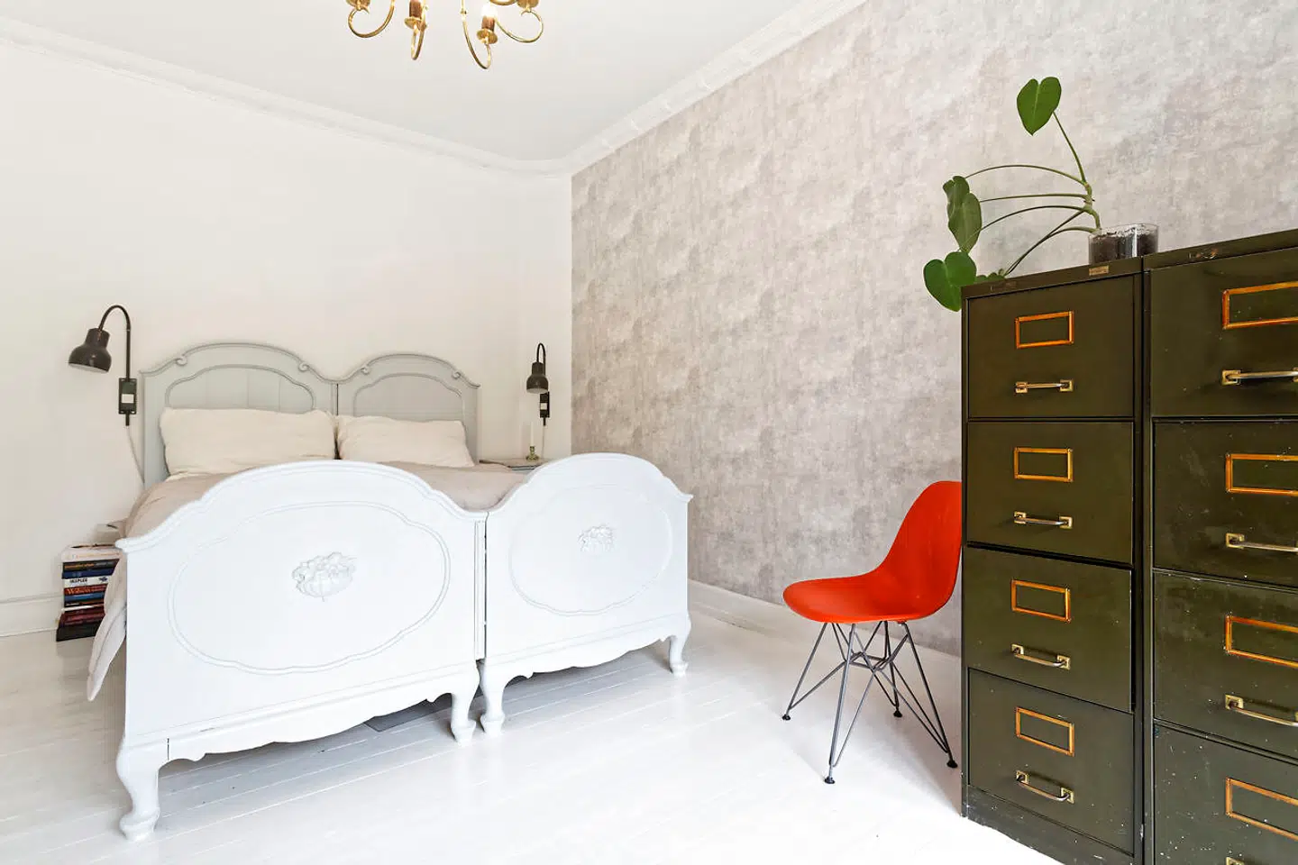 Inger Lam har fået de tidligere afsyrede, men nu lysegrå senge af sin mormor. Tapetet er fra Tapet Forum, mens det brune arkivskab er et loppefund.