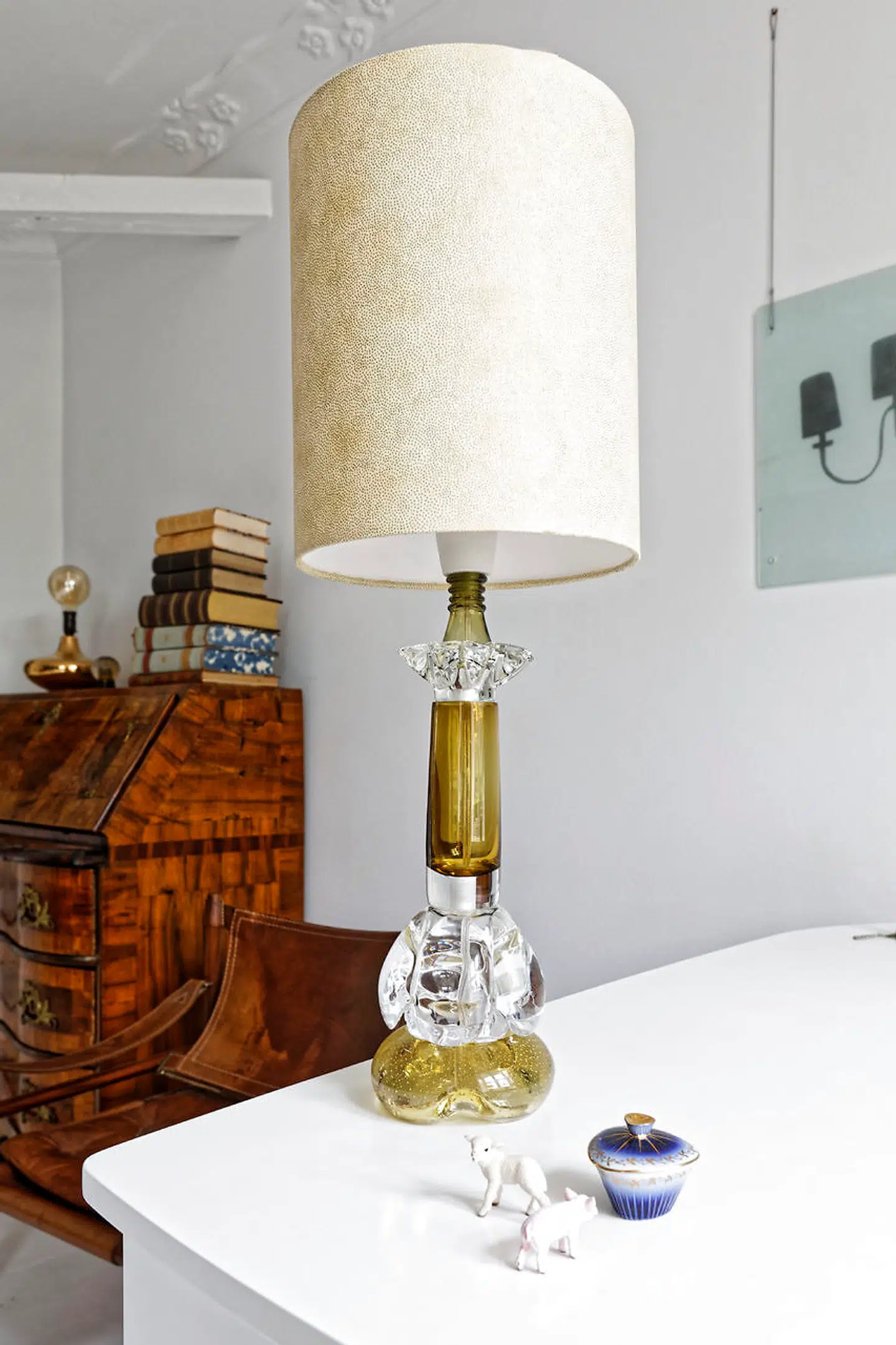 Det gedigne, antikke chatol bag det hvidmalede skrivebord fra 50erne er af valnøddetræ og fra Lars Aabling-Thomsens forældre, som drev Køge Apotek.