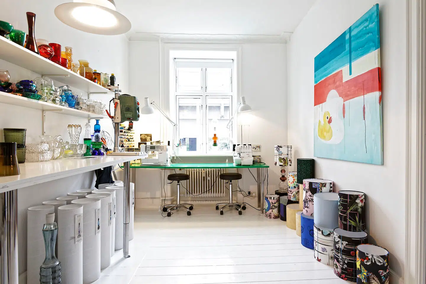 I arbejdsværelset skabes lamper af gamle vaser, lysestager, askebægre og drikkeglas i flere farver. Skærmene dertil beklædes med mønstret eller ensfarvet stof.