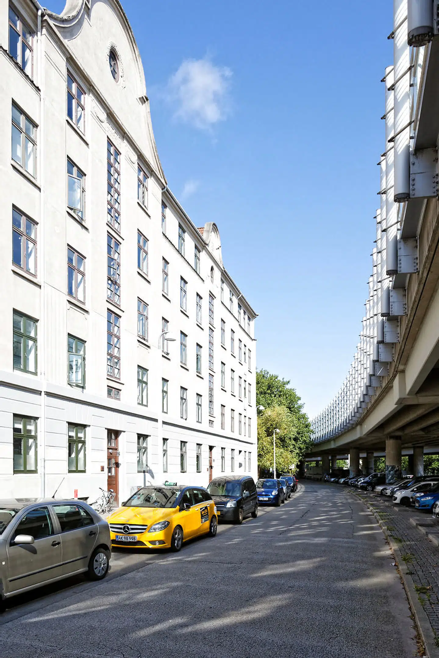 Ejendommen på Frederiksberg er fra 1914 og ligger i ly af Bispeengbuen med København og Lundtoftegade på den modsatte side af kørebanen.