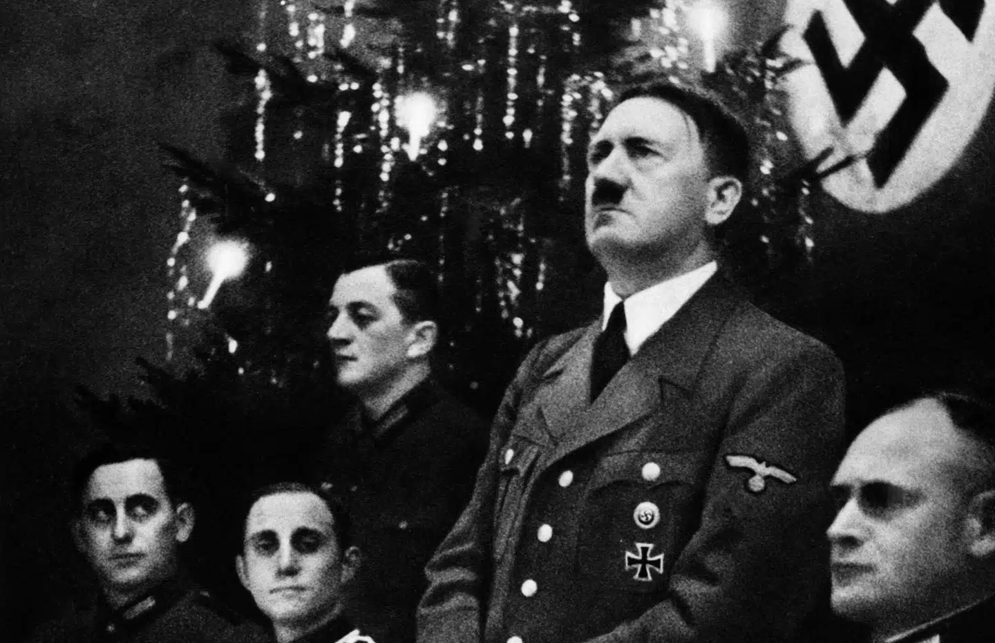 Nazisterne havde det svært med den kristne jul og den jødiske Kristus. De prøvede at erstatte indholdet med en arisk udgave af julen. Julestjernen kom ned fra juletræet og blev erstattet af hagekorset.