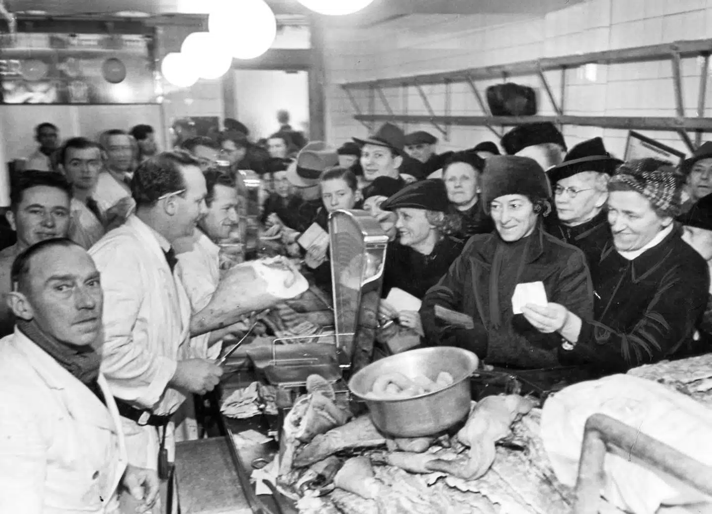 Juletravlhed i slagterbutikken i København.