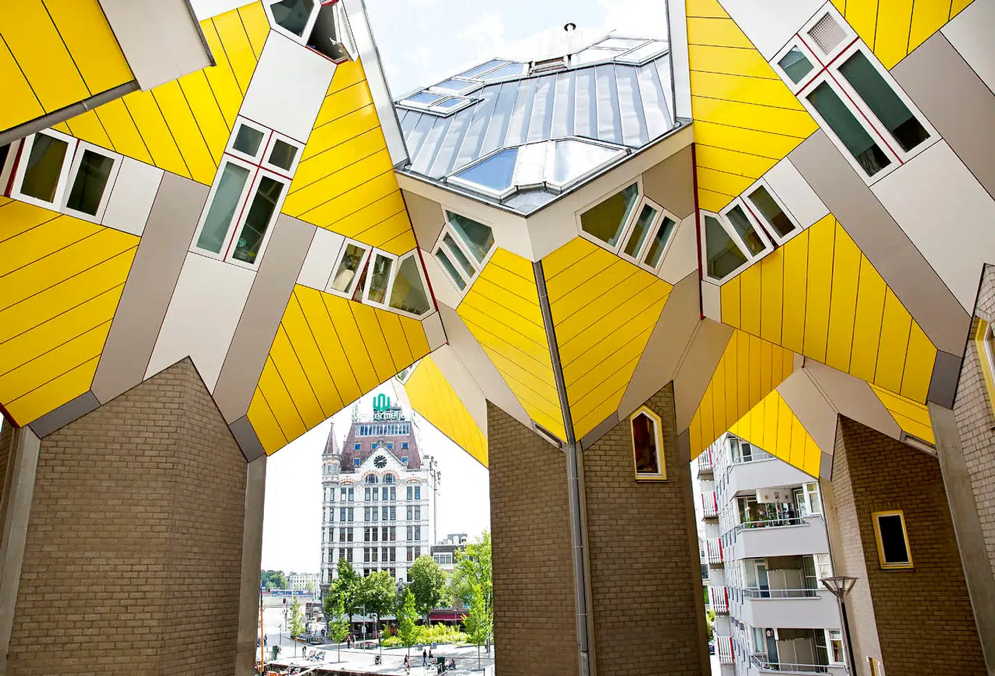 I nærheden af Rotterdams gamle havn finder man dette mere utraditionelle lejlighedsbyggeri, kubehusene, tegnet i 1970erne af arkitekten Piet Blom.