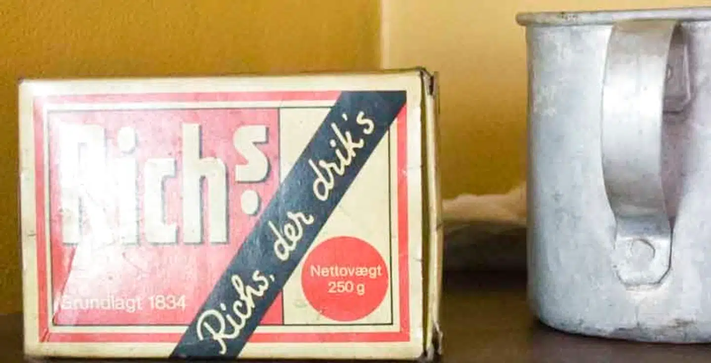 Richs-erstatningskaffe var en af de mange erstatningsprodukter, der blev anvendt. Men samlet set slap danskerne meget lettere gennem krigen end andre nationer. Når vi havde svært ved at skaffe flæskesteg og andet til julen var en af årsagerne også, at Danmark eksporterede massivt til Tyskland.