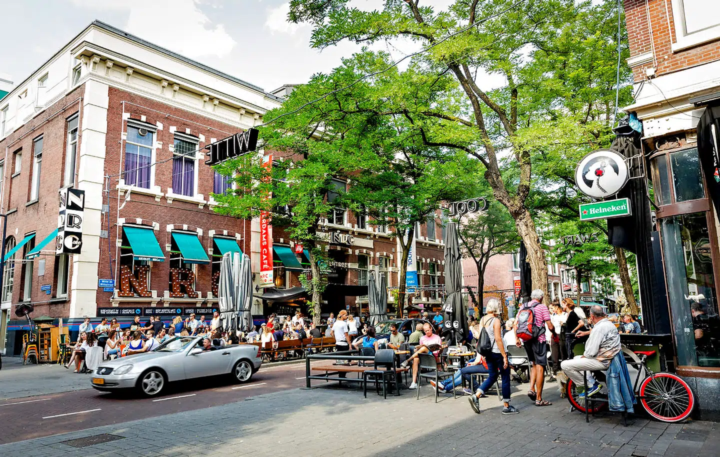 Rotterdan er ikke kun højhuse i glas og beton. Rundtom i byen finder man den mindre skala, hvor mange mennesker søger til, når de skal mødes over en kop kaffe, der typisk koster mellem to og tre euro. Her er det gaden Witte de Witt, hvor en af byens bedste kunsthaller – af samme navn – også ligger.
