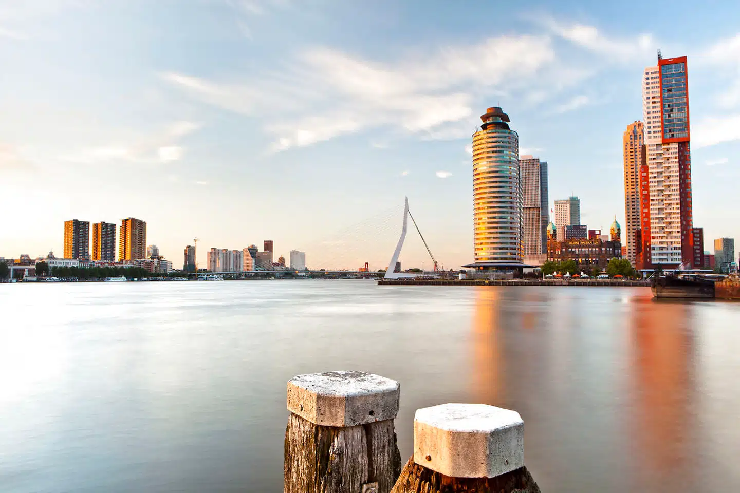Mange steder i Rotterdam er der udsigt til vandet, hvor indbyggerne gerne mødes til et glas eller flere sidst på eftermiddagen og først på aftenen, når arbejdspulsen falder i den travle by.