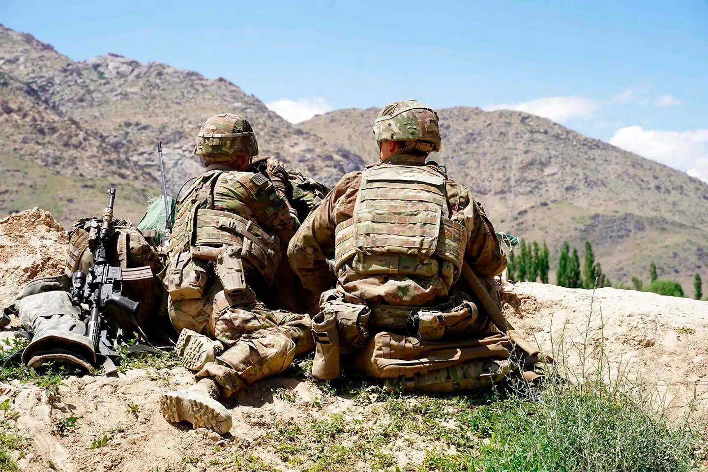 Fotoet er taget 6. juni 2019 af to amerikanske soldater, der kigger ud over et bjergområde i anledning af et besøg fra den øverstbefalende for de amerikanske og allierede styrker i Afghanistan, general Scott Miller i Nerkh provinsen. Mens krigen rasede i Afghanistan, blev USAs befolkning bevidst holdt hen med falske fortællinger om fremskridt, viser hidtil hemmelige dokumenter ifølge The Washington Post.