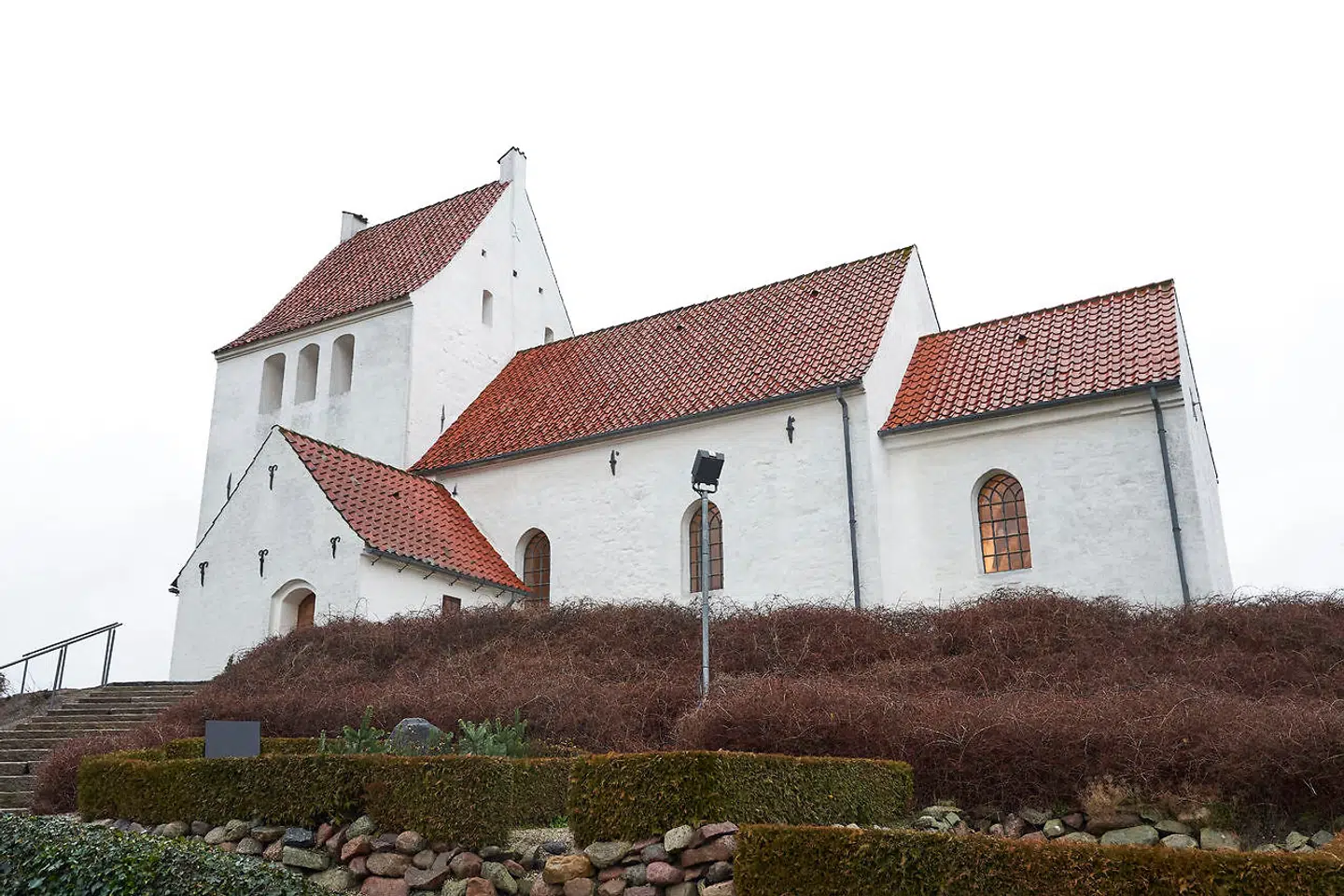 Det fås næppe mere idyllisk. Udefra er det liturgiske laboratorium stadig en klassisk dansk landsbykirke.