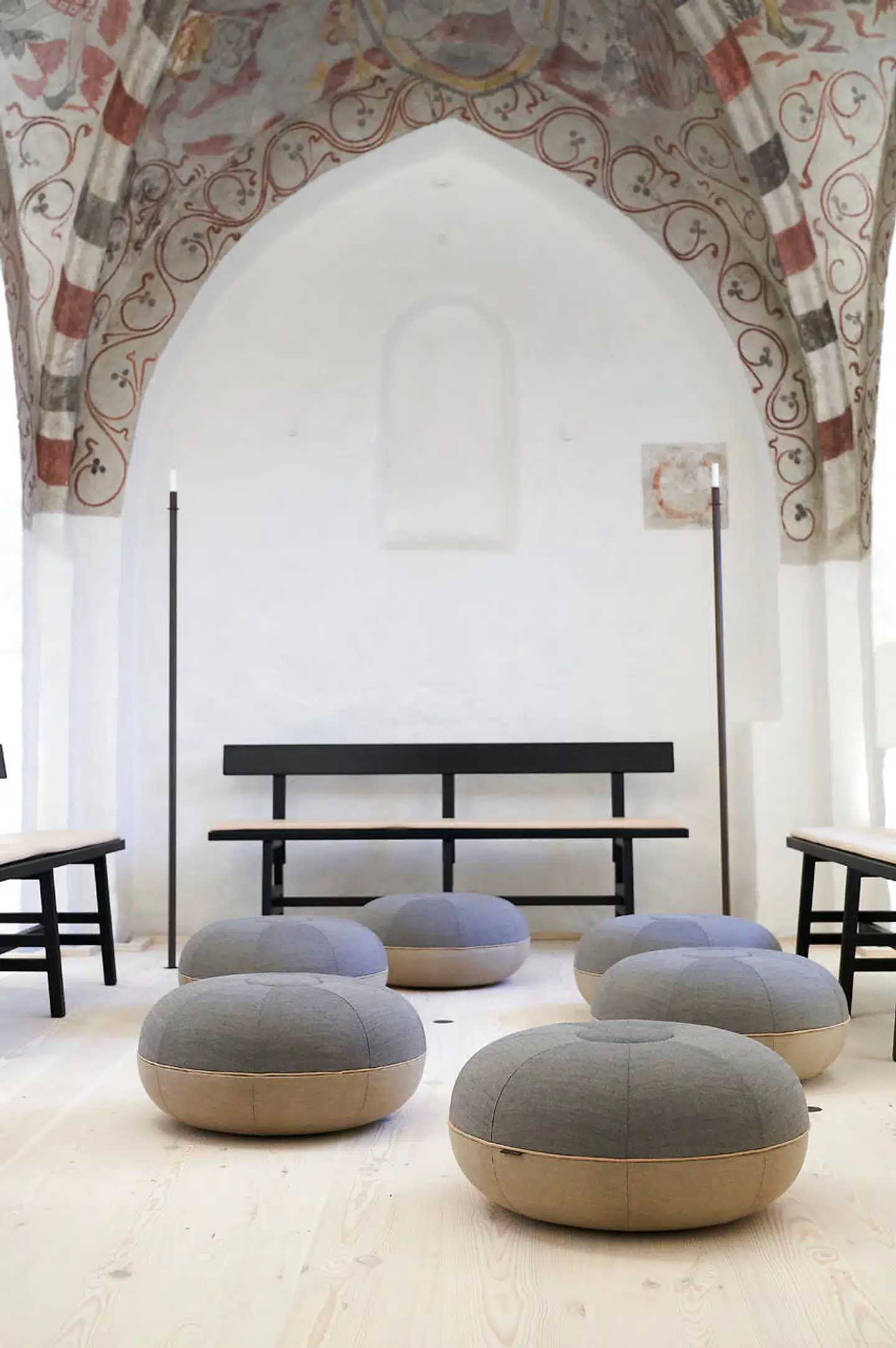 Laboratoriets inventar består ud over alterbordet blot at Nicolai de Giers bænke, Cecilie Manz' puder og de minimalistiske stager, som kan skrues fast i bøsninger i gulvet.