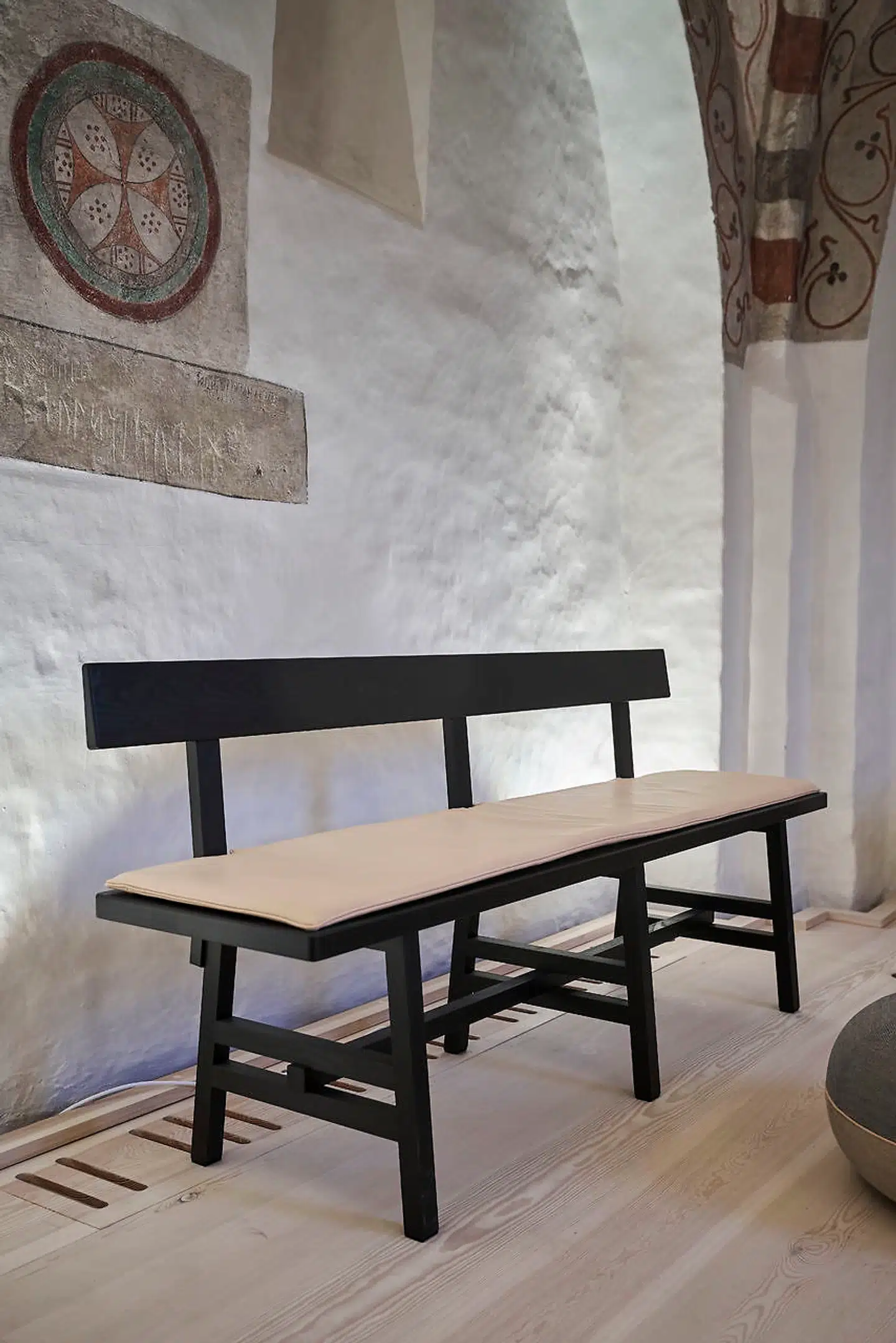 Nicolai de Giers bænke er tydeligt japansk inspirerede, men sender også venlige hilsner til Charles Rennie Mackintosh og Gerrit Rietveld.