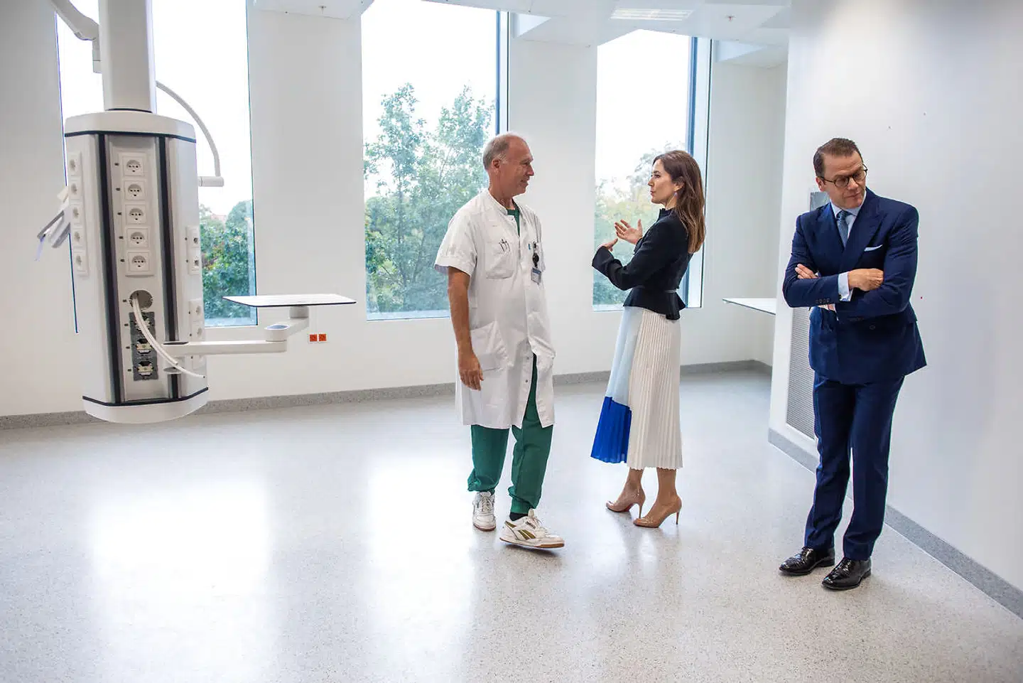 Den nye nordfløj åbnes officielt 14. januar, men de nye rammer er allerede blevet vist frem til kronprinsesse Mary og den svenske prins Daniel. Problemer med suget på operationsstuerne gør nu, at patienternes indtog udskydes til starten af marts.