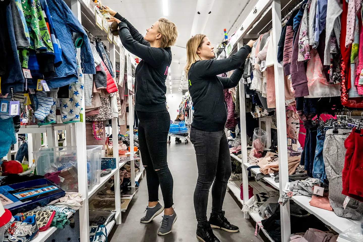 Siden genbrugskæden Børneloppen i 2016 åbnede den første butik, hvor man kan sælge og købe brugt børneudstyr, er interessen for genbrugsjulegaver steget år for år. På billedet ses stifterne Sofie Brandt (til venstre) og Johanna Kiel Nielsen i butikken i Vanløse.