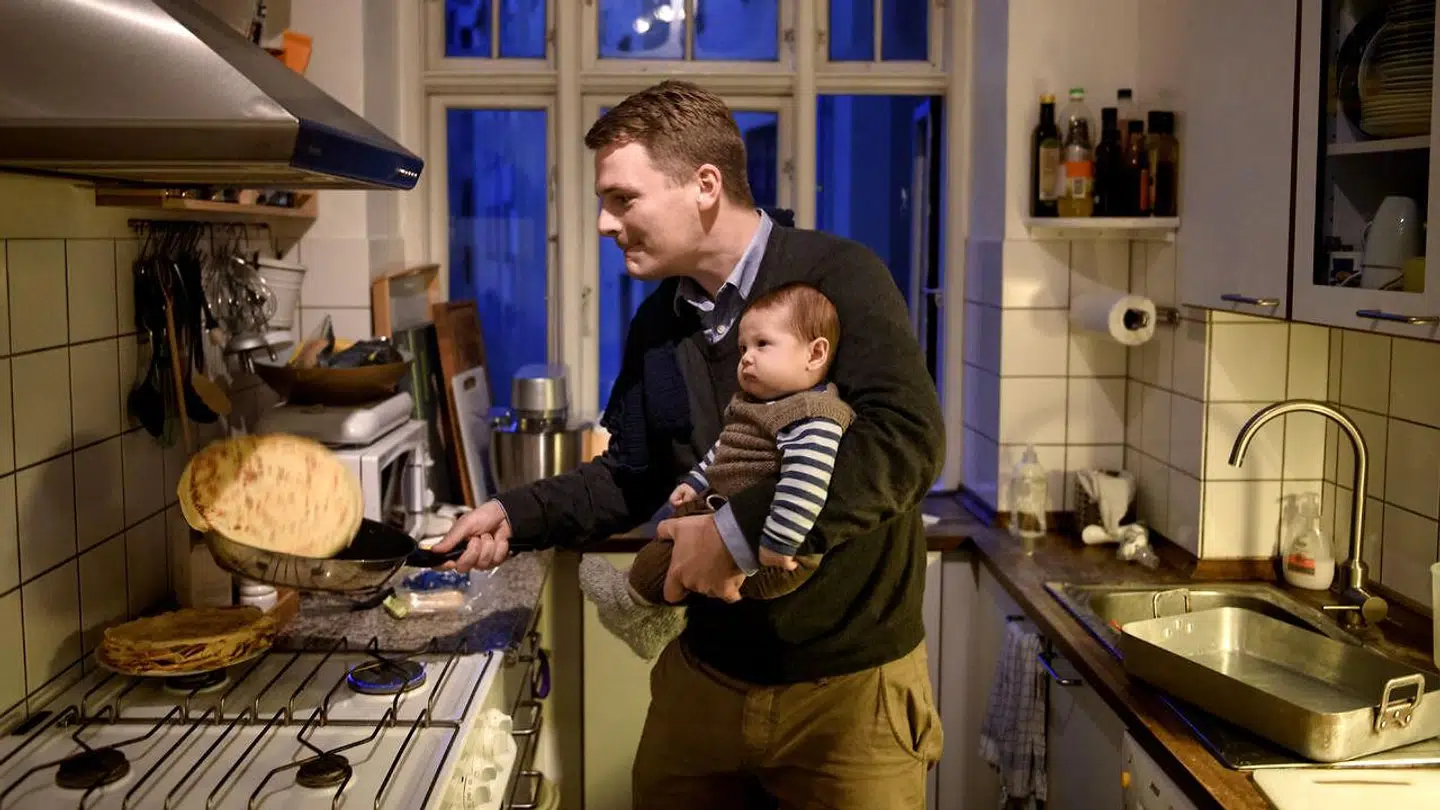 »Før i tiden, for ikke så længe siden, kæmpede organisationerne for, at virksomhederne selv skulle bestemme, hvornår festen skulle holdes, og hvad den måtte koste, men nu forlader man festen før tid, og regningen efterlades til medlemmerne,« skriver Colette Brix fra Dansk Erhvervssammenslutning.