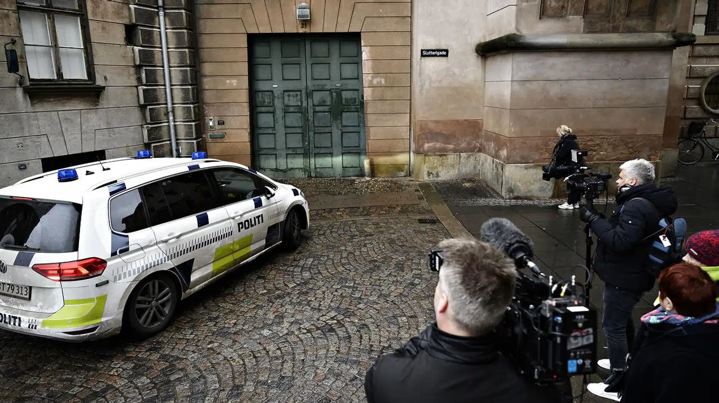 Fredag blev tre af de i alt otte anholdte, som blev fremstillet i grundlovsforhør i København Byret, løsladt – i alt er fem således blevet varetægtsfængslet i foreløbigt fire uger. I en relateret sag blev én person ved et grundlovsforhør i Odense for dobbelt lukkede døre varetægtsfængslet. Af de 21, der onsdag blev anholdt i en næsten landsdækkende politiaktion, er 13 blevet løsladt.