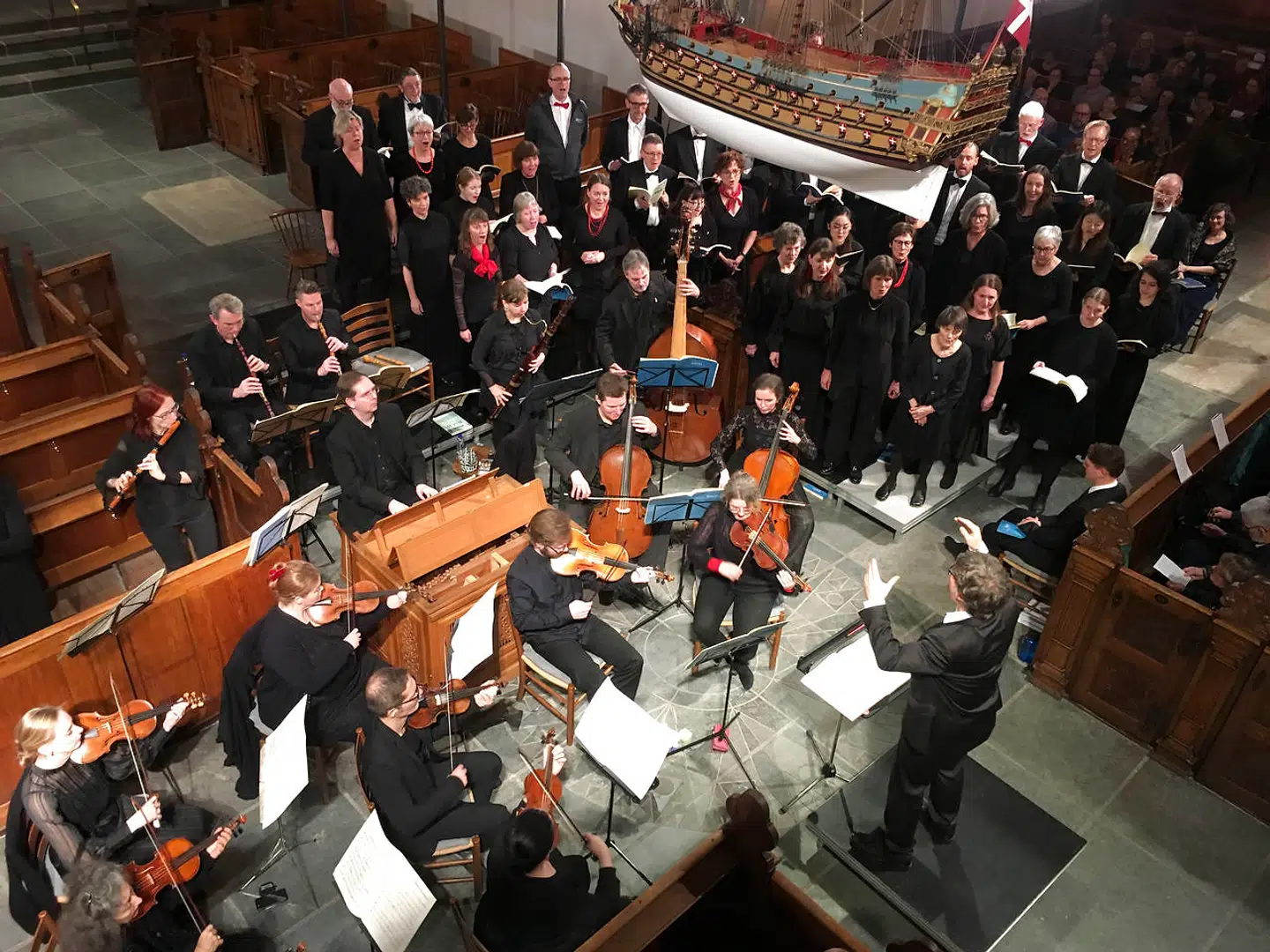 Jan Scheerer ses her dirigere Bachs juleoratorium i Holmens Kirke torsdag aften. Han er for nylig blevet udnævnt til professor hjemme i det tyske.
