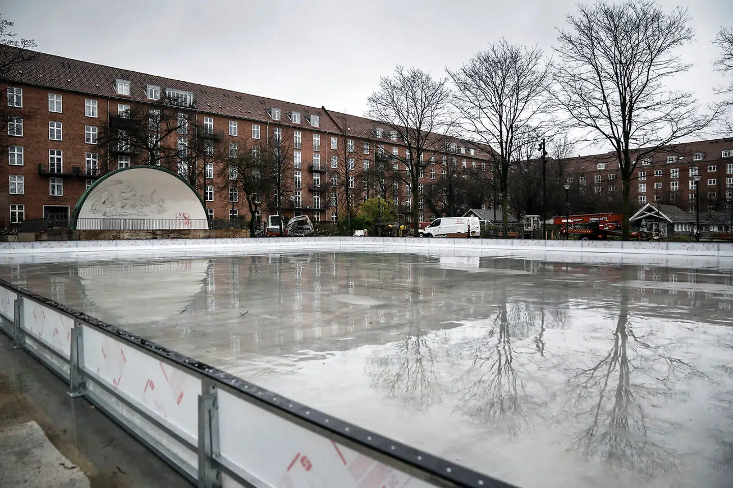 Tribunen med muslingeskallen – også af Arne Jacobsen – er blevet sat smukt i stand. Foran den vil der om vinteren være skøjtebane. Centralt i midteraksen vil der om sommeren være både springvand og almindelig vandleg – med renset vand fra de underjordiske rørtanke.