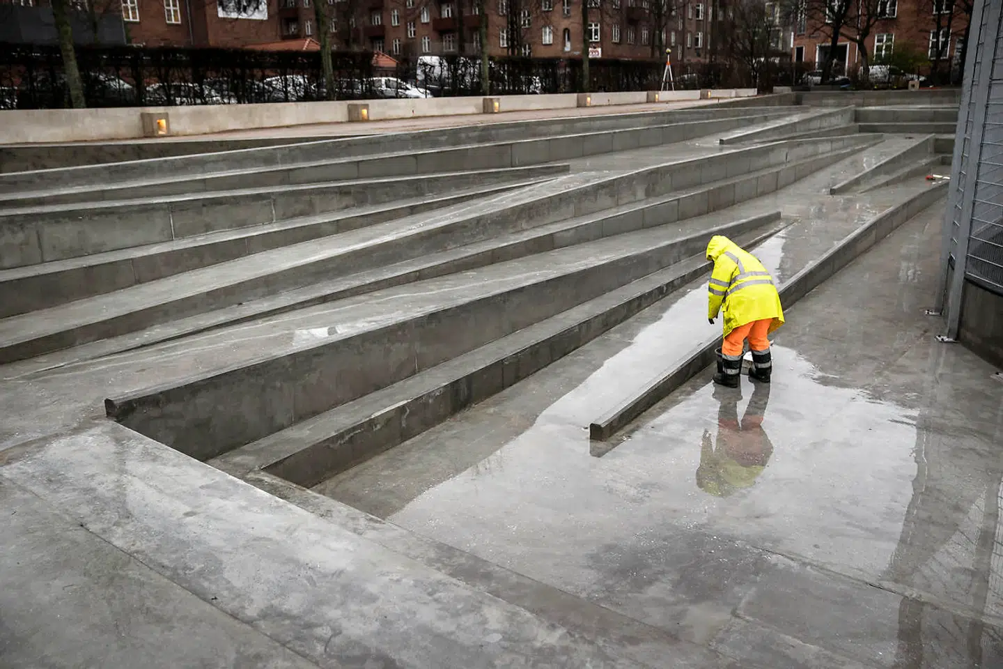Hockeybassinets siddepladser er også ramper til skatere eller kørestolsbrugere. Samtidig illustrerer de vandets vej ned i bassinet.
