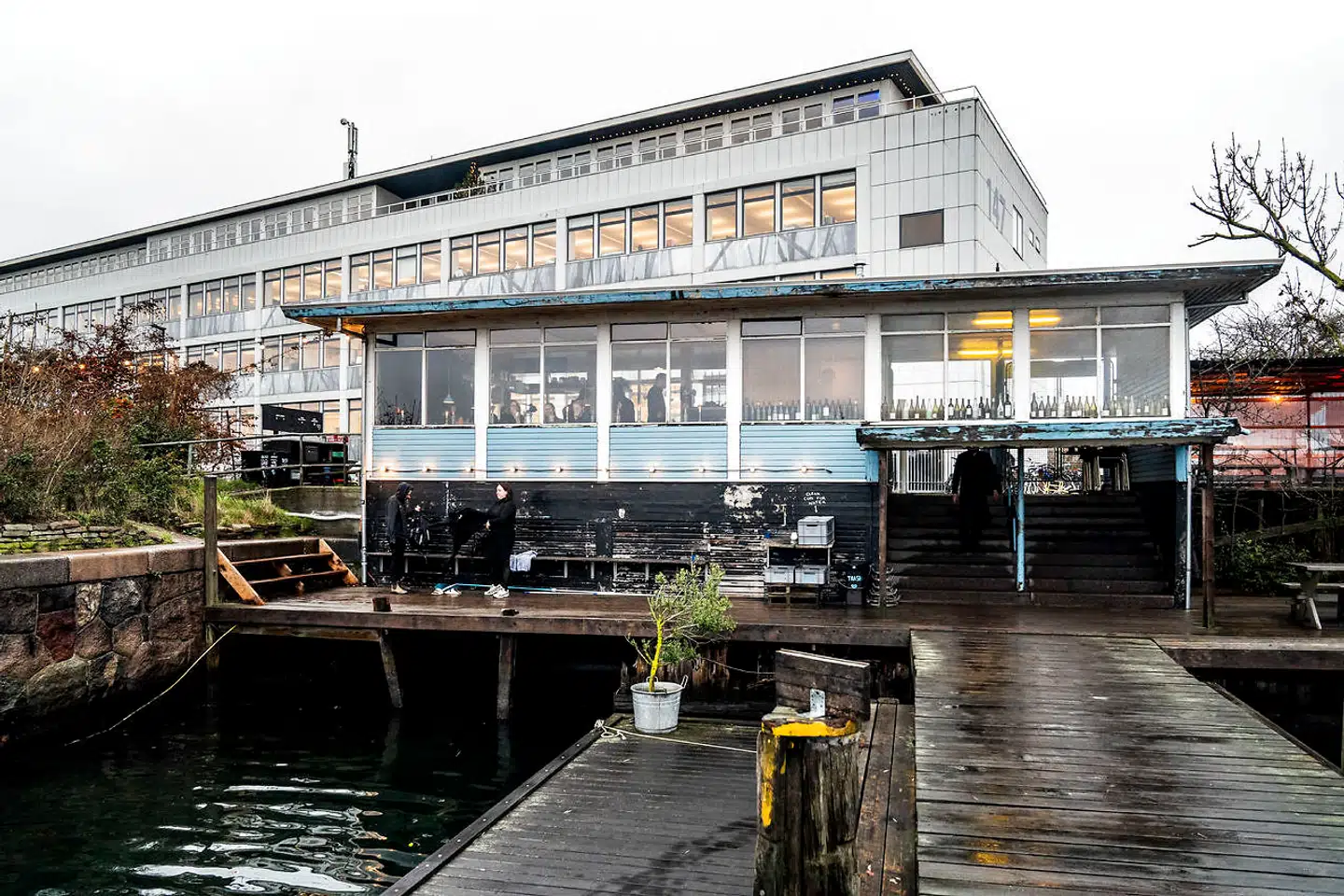 Året rundt kan du hoppe i havnen lige uden for restauranten. Er det køligt i vejret, kan du supplere med en tur i sauna.
