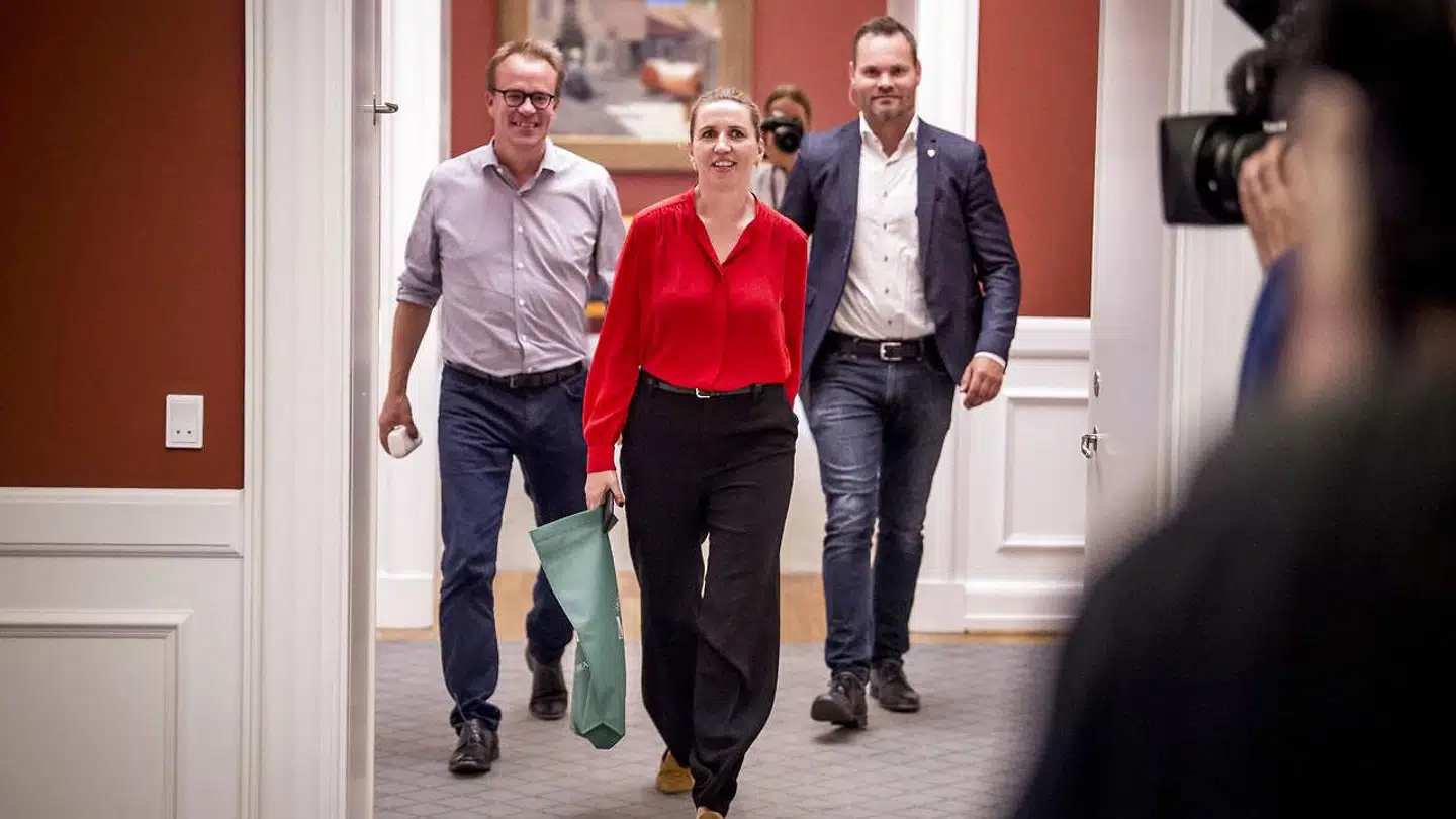 »Jeg er meget bevidst om, at presset fra medierne døgnet rundt giver behov for, at ledende politikere får hjælp af en pressechef og en presseafdeling. Men det er noget andet end at hente partipolitiske spindoktorer i partisekretariatet og give dem større magt end de folkevalgte,« skriver Bertel Haarder.