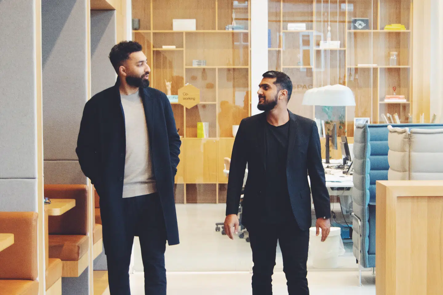 Kamran S. Ahmed og Junaid Ahmad har tidligere, gennem selskabet Brickshare, formidlet københavnske boliger til investorer. Nu har de lavet en ny digital platform, der er rettet med dem, som handler boliger for selv at bo i dem. PR-foto: Fairhomes