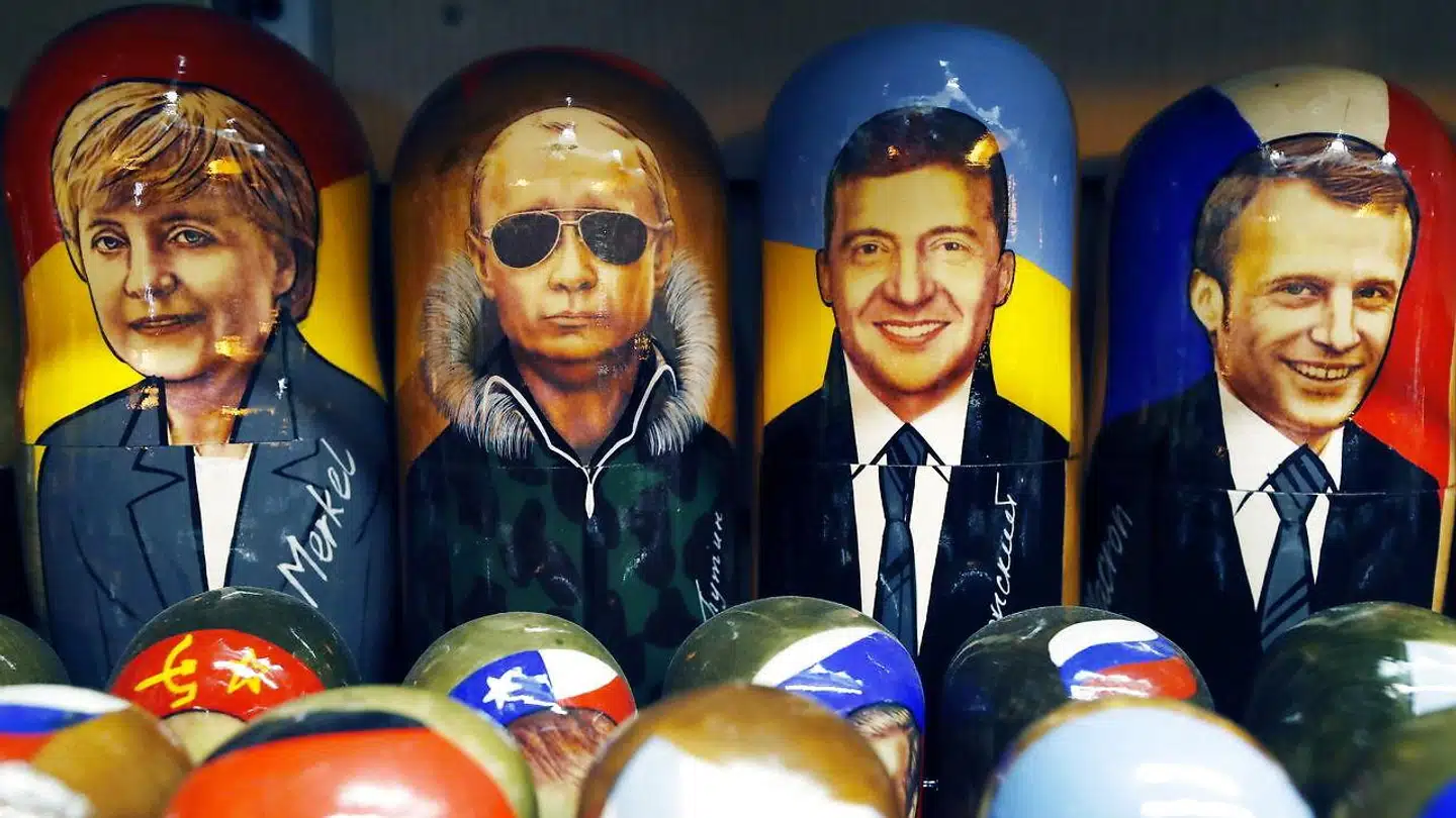 »De magre resultater af fredsforhandlingerne om Østukraine i Paris i mandags mellem Frankrig, Tyskland, Ukraine og Rusland – i det såkaldte Normandiet-format – gør det meget tydeligt, at tiden arbejder for Putin, skriver Anna Libak. her ses de fire landes ledere som Matrjosjkadukker på markedet i Skt. Petersborg.