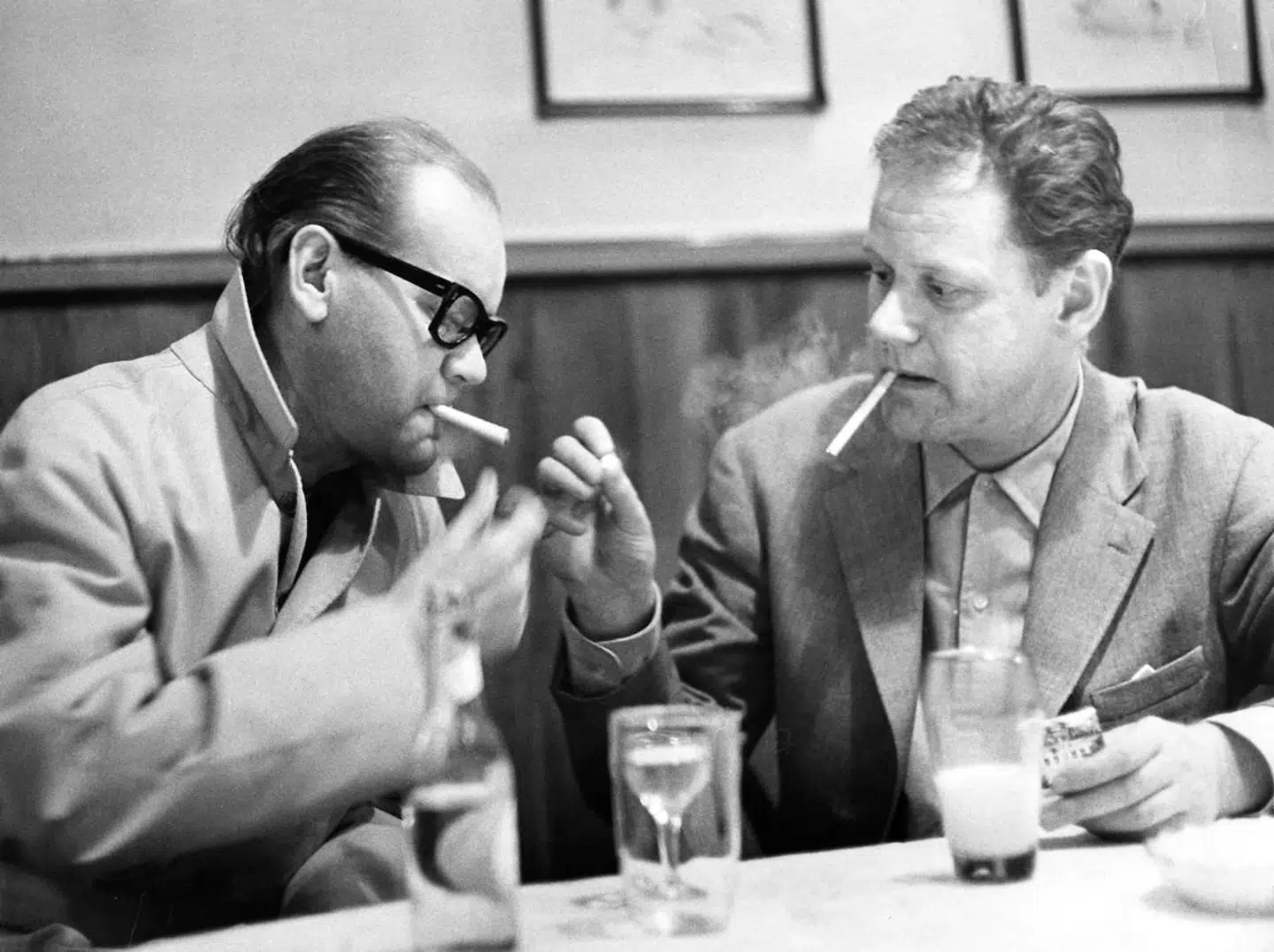 Jørgen Ryg og Preben Kaas ved et »forsoningsmøde« til ære for pressen efter deres bratte skilsmisse. Læg mærk til, at Jørgen Ryg end ikke tog frakken af.