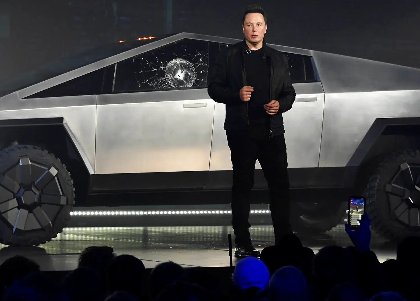 »Oh my fucking God,« udbrød Tesla-stifter Elon Musk, da hans chefdesigner kylede en metalkugle mod Cybertruckens armerede siderude, og den øjeblikkeligt blev knust, mens et måbende publikum så til.