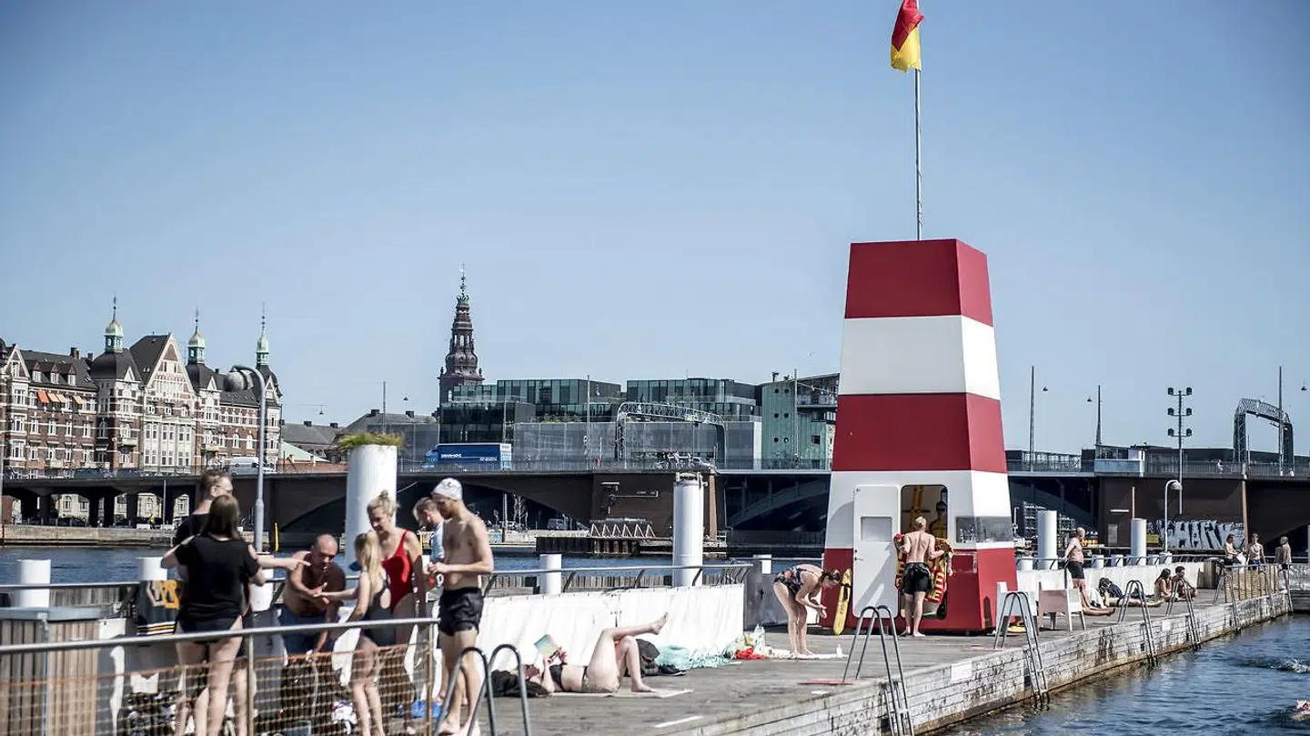 Den lette adgang til vand er en af de gode egenskaber ved København. Her solskin ved Havnebadet Islands Brygge i København. Arkivfoto fra juni 2018.