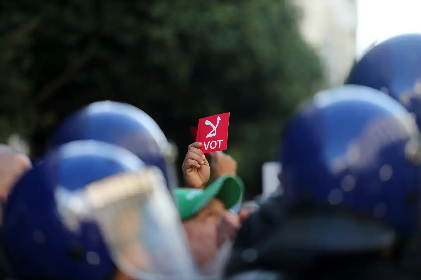 Stem ikke står der på et skilt, som en demonstrant holdt op under protester i Algier onsdag mod torsdagens præsidentvalg. Ramzi Boudina/Reuters