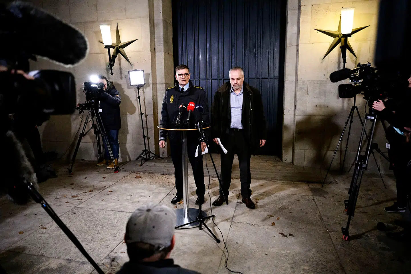 Chefpolitiinspektør i Københavns Politi Jørgen Bergen Skov (t.v.) og chefpolitiinspektør og operativ chef i PET Flemming Drejer (t.h.), da Københavns Politi og PET holdt pressemøde om omfattende politiaktioner flere steder i landet på Politigården i København onsdag.