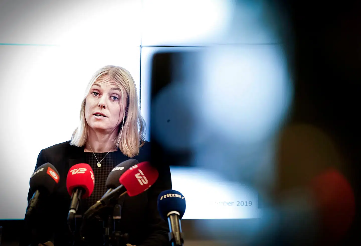 Forsvarsminister Trine Bramsen holder pressemøde om den verserende sag om manglende kontrol og svindel i Forsvarsministeriet Ejendomsstyrelse i København tirsdag.