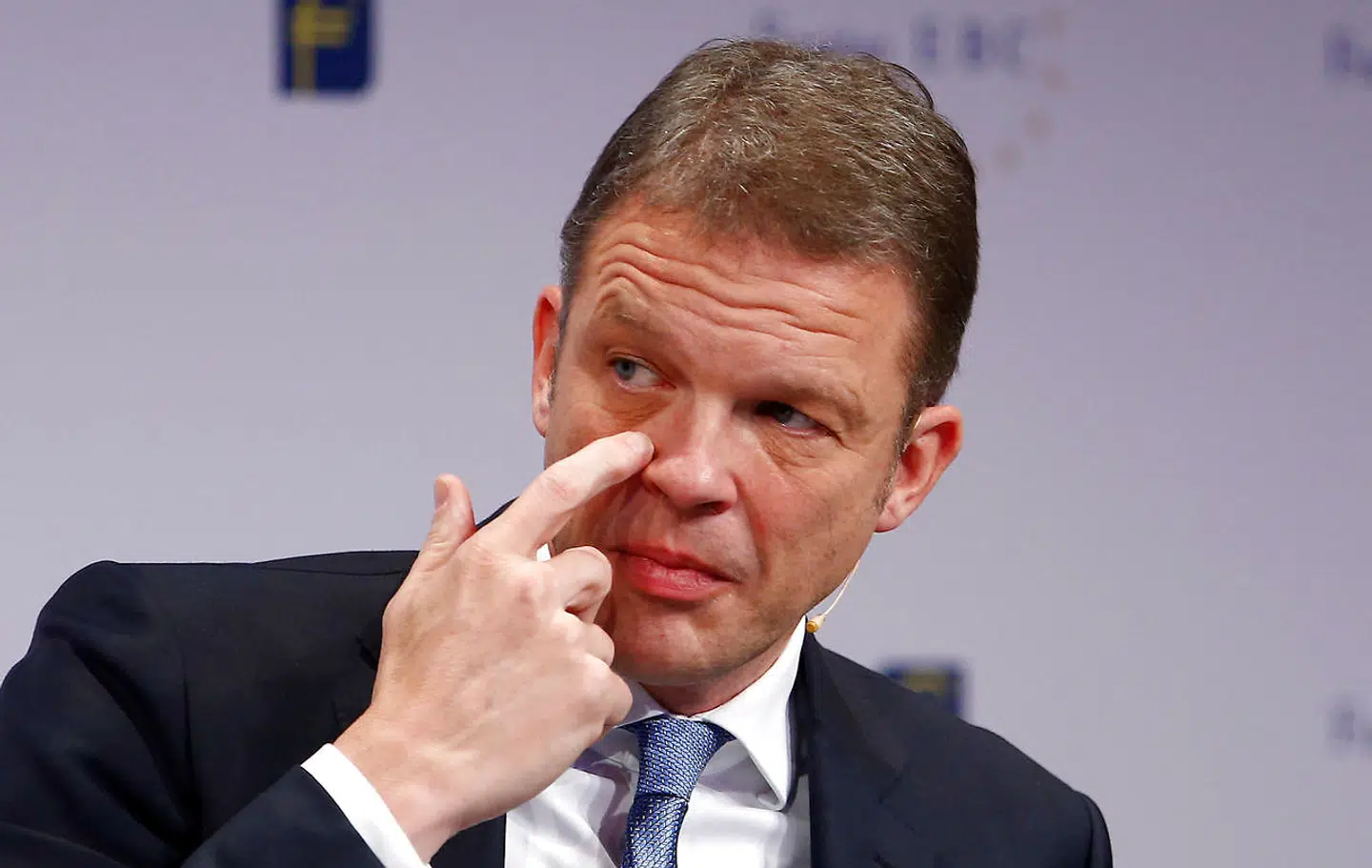 Deutsche Banks nye topchef, Christian Sewing, sagde på en investorkonference tirsdag alle de rigtige ting om bod og bedring. Men han talte for døve ører - Deutsche Bank-aktien bare falder og falder. Tilliden er ikke-eksisterende.