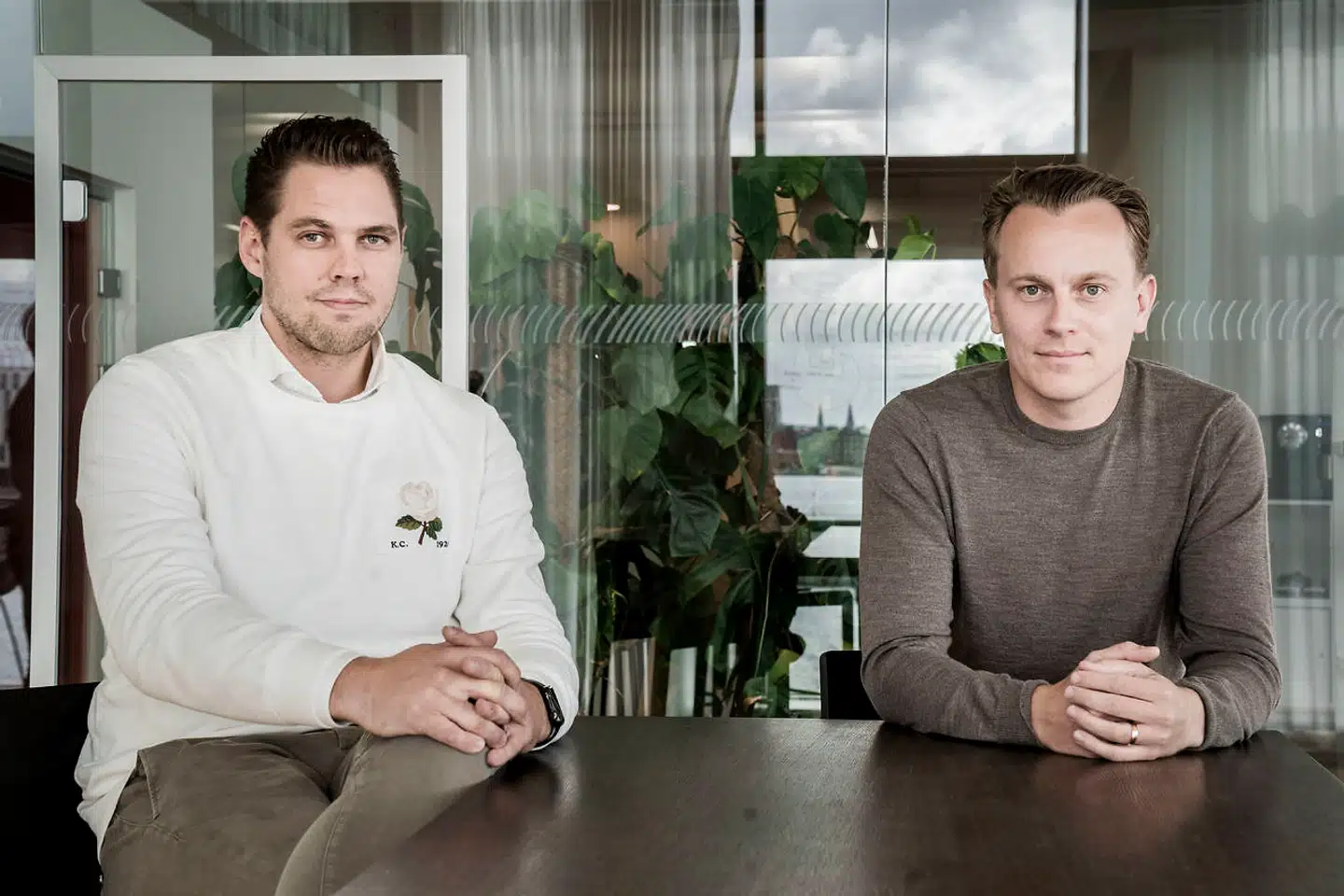 Peter Ladegaard og Frederik R. Petersens tolkevirksomhed, EasyTranslate, har været i stærk modvind efter at have vundet kontrakten på al tolkning under Udlændinge- og Integrationsministeriet samt Justitsministeriet. Nu opsiges kontrakten.