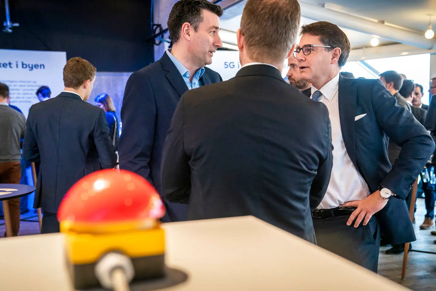 Efter et tryk på den røde knap er der nu tændt for TDCs 5G-mobilnet i et større testområde i Helsingør. Her ses TDC Nets administrerende direktør, Andreas Pfisterer (til venstre), i en snak med Dansk Erhvervs administrerende direktør, Brian Mikkelsen, om mulighederne ved den nye teknologi.