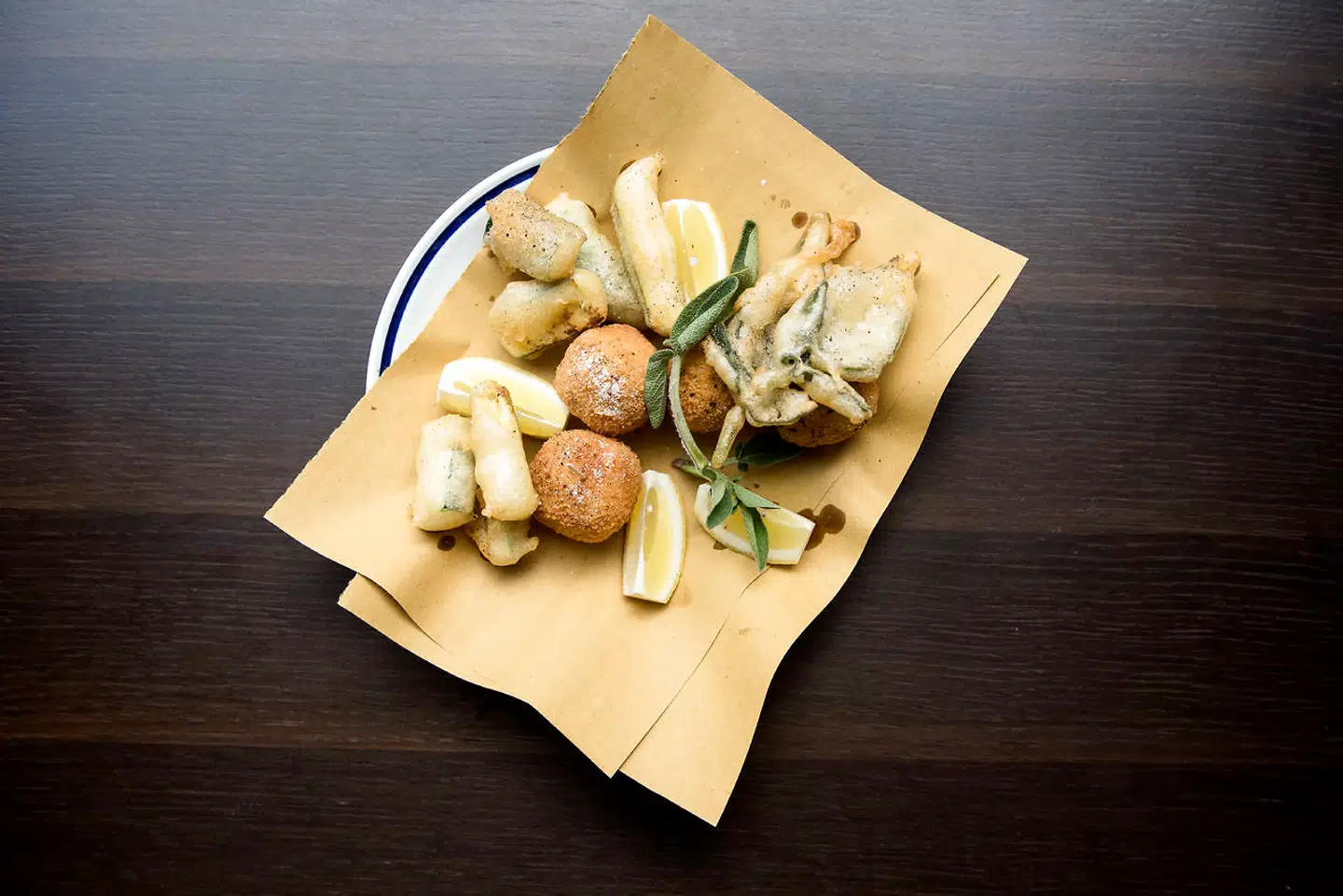 Retter som fritto misto er noget af det, man kan få på den nye snackbar Paradiso. Konceptet er, at man kan dumpe forbi hele dagen til snacks, kaffe og vin.