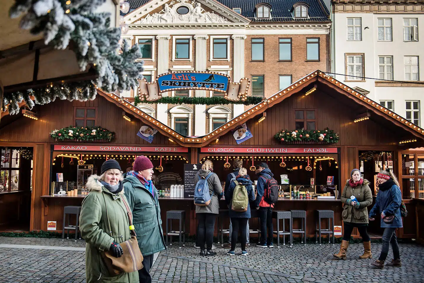 »Det, der bliver solgt på julemarkederne, er ikke af særlig god kvalitet, det er ikke specielt dansk, og det læner sig ikke op ad den skandinaviske juletradition,« siger formanden for Indre By Lokaludvalg, Bent Lohmann. Billedet er fra Nytorv i København.