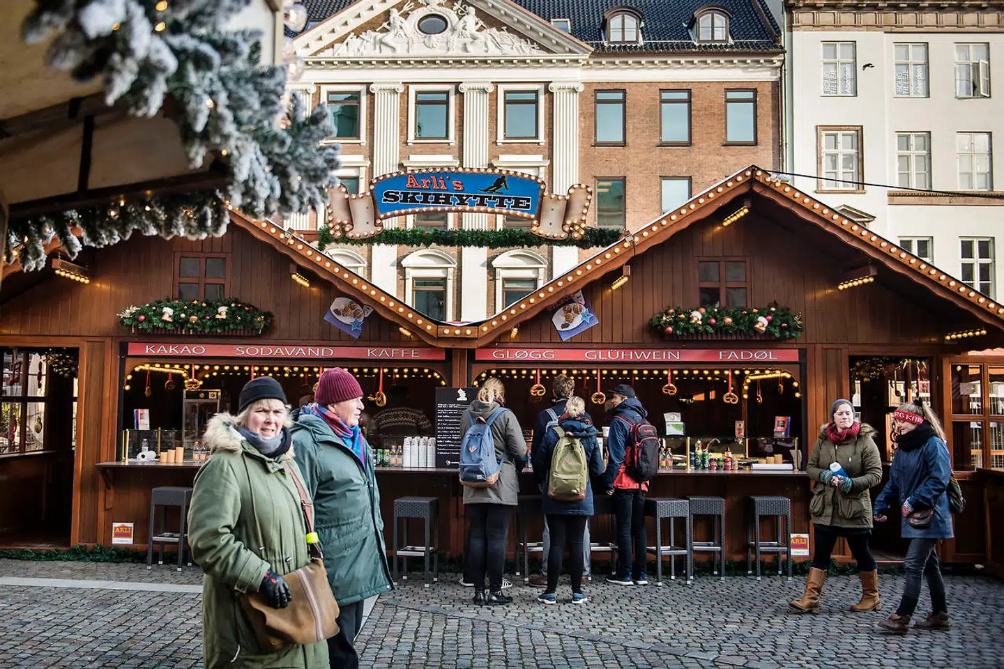 »Det, der bliver solgt på julemarkederne, er ikke af særlig god kvalitet, det er ikke specielt dansk, og det læner sig ikke op ad den skandinaviske juletradition,« siger formanden for Indre By Lokaludvalg, Bent Lohmann. Billedet er fra Nytorv i København.