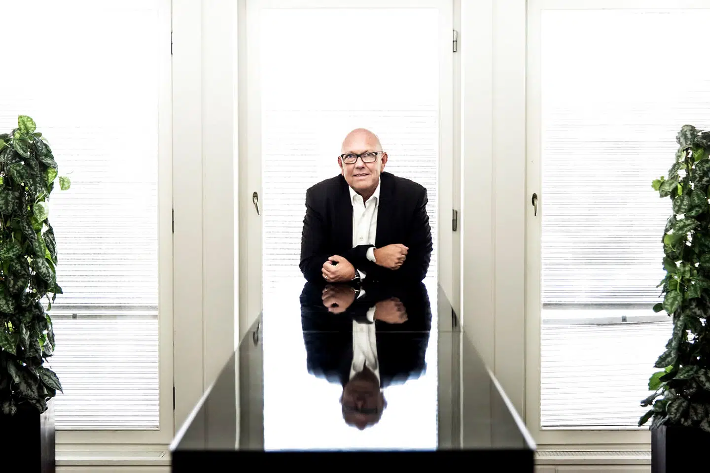 Peter Høgsted overtog ledelsen hos Coop efter talknuseren Jesper Lien. Siden har Peter Høgsted forsøgt at puste liv i brugsforeningen med en række nye koncepter.