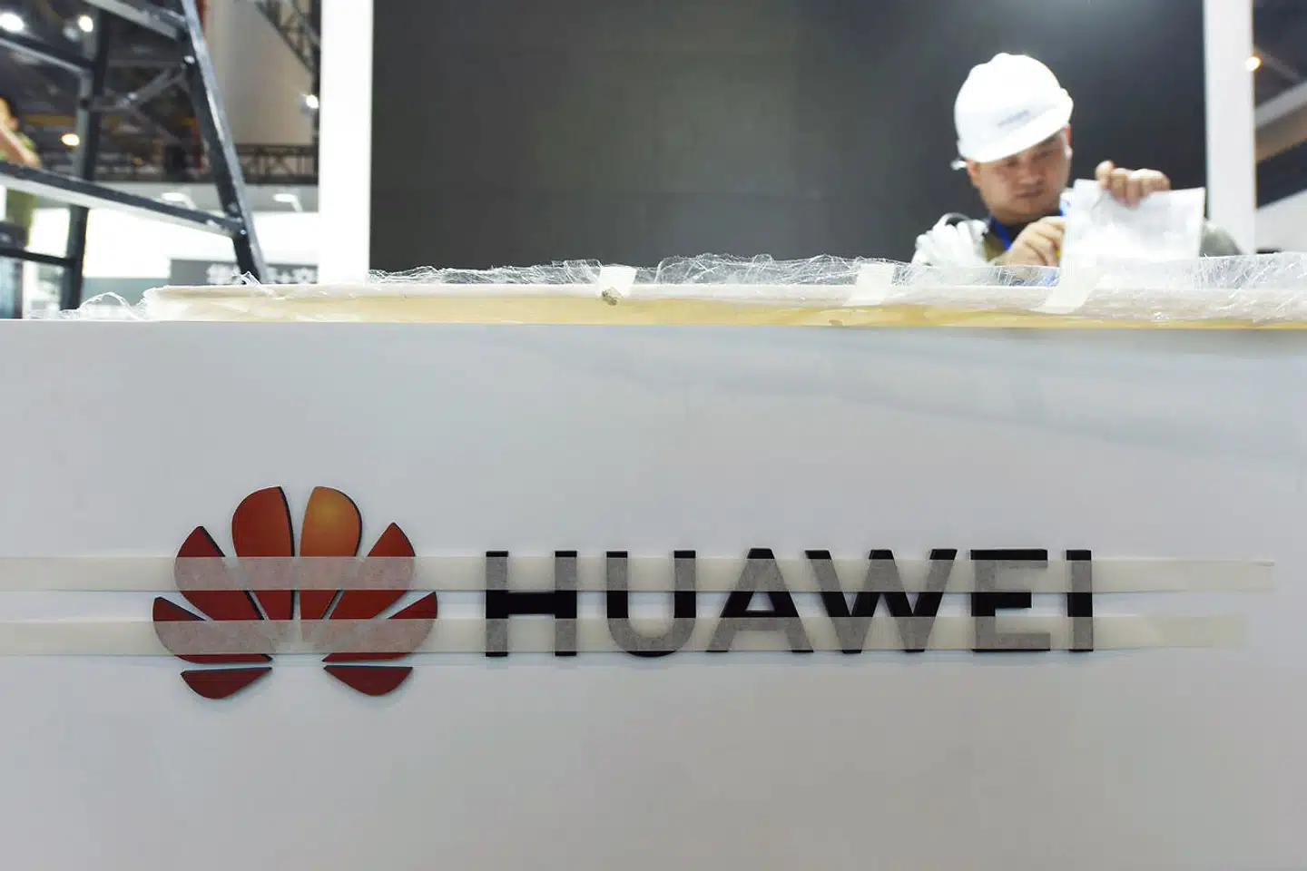 Den kinesiske tech-leverandør Huawei er hårdt presset af et amerikansk forbud mod brugen af teknologi fra selskabet. Nu svarer Kina igen.
