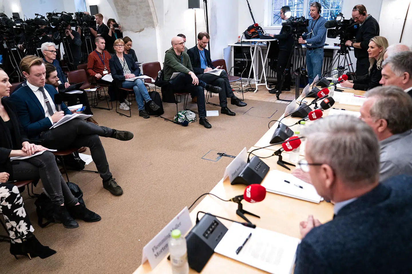 »Statsrevisorerne kritiserer skarpt, at Forsvarets indkøb på vedligeholdelsesområdet er forvaltet i strid med gældende regnskabsregler og ikke lever op til helt basale krav om registrering, dokumentation og kontrol af indkøb,« udtaler statsrevisorerne, som holdt pressemøde i Provianthuset i København fredag 6. december.