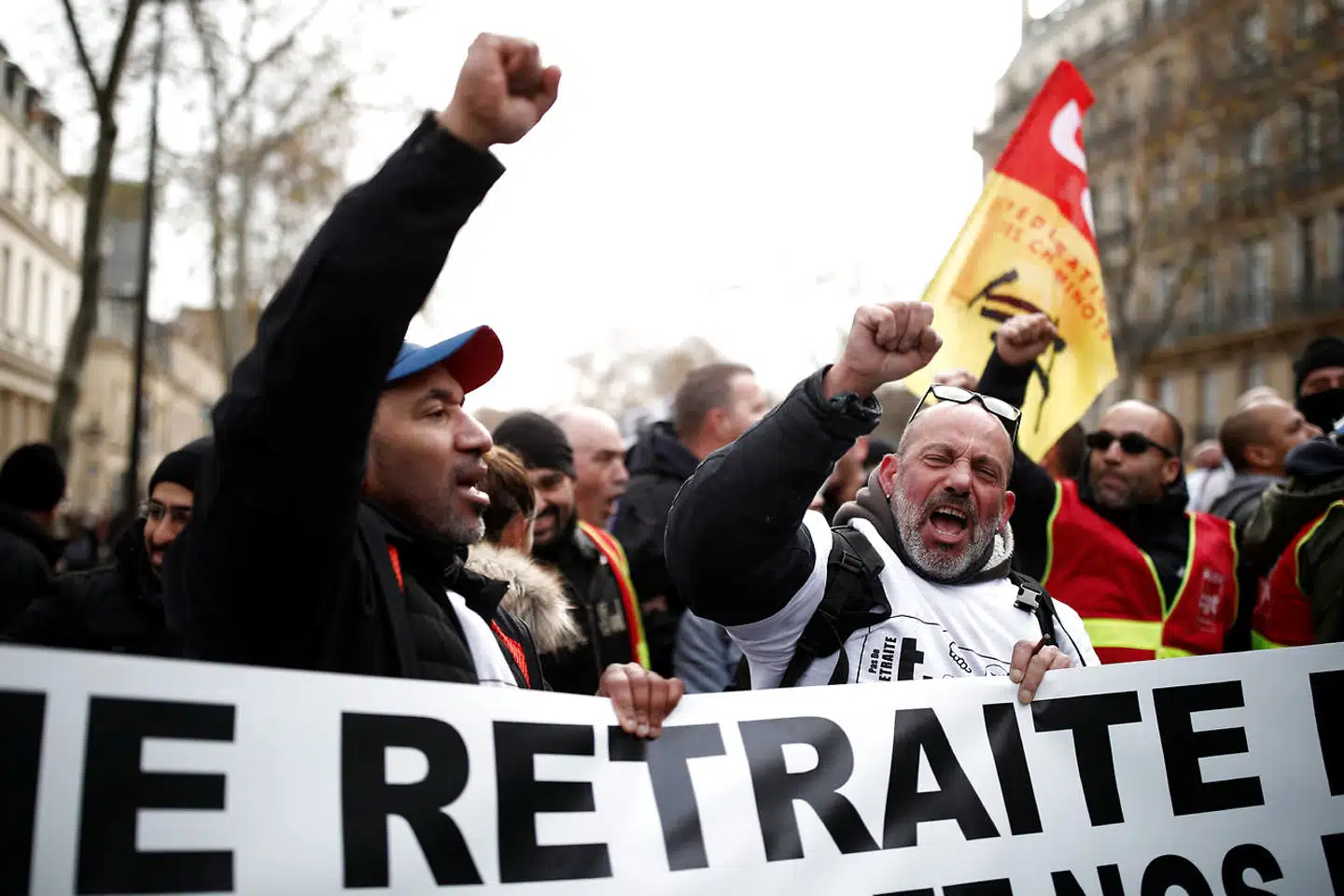 Medlemmer af den toneangivende fagforening CGT demonstrerer i Paris under de nu seks dage lange protester mod præsident Emmanuel Macrons pensionsreform.