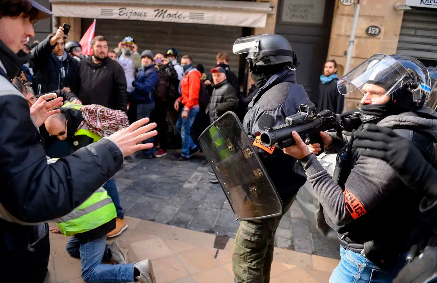 Det kom flere steder i landet, som her i den sydvestlige by Bordeaux, til sammenstød mellem demonstranter og politi i forbindelse med demonstrationerne. Sidst på eftermiddagen tirsdag var 11 blevet anholdt alene i Paris.