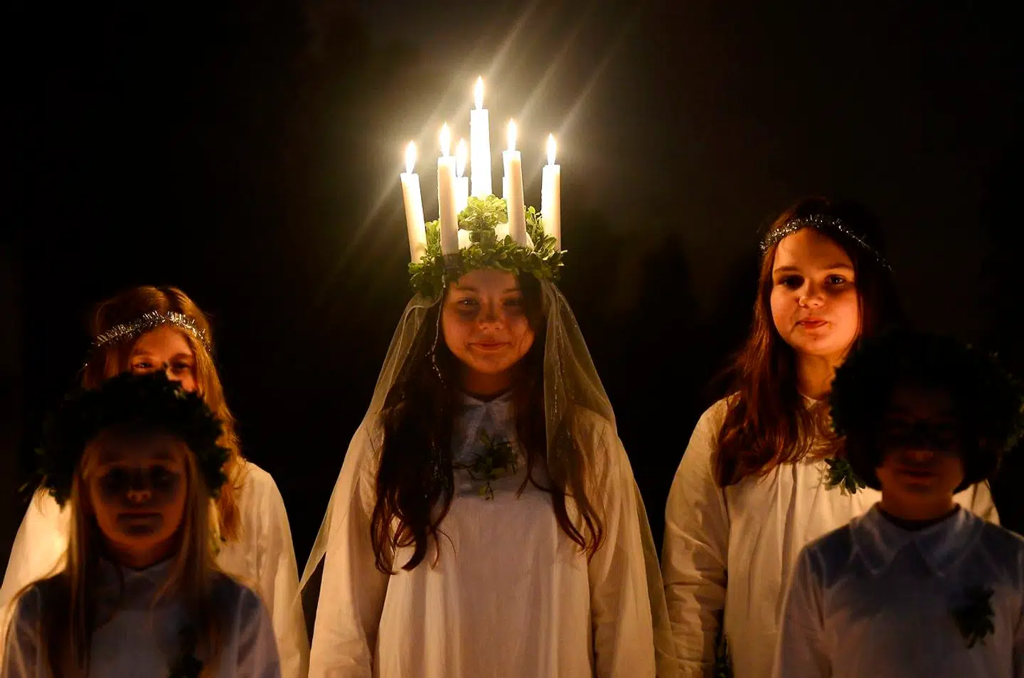 13. december kårer svenskerne hele Sveriges luciabrud. Men de seneste år er traditionen hver gang blevet taget op til diskussion.