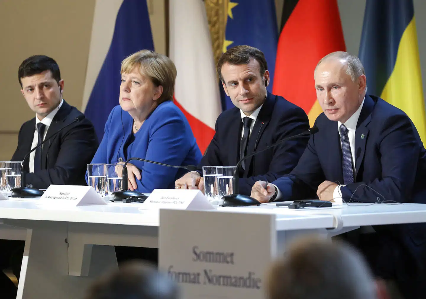 Ukraines præsident Volodymyr Zelenskiy (længst til venstre) og Vladimir Putin er blevet enige om at indføre våbenhvile i det østlige Ukraine. Ludovic Marin/Pool via REUTERS