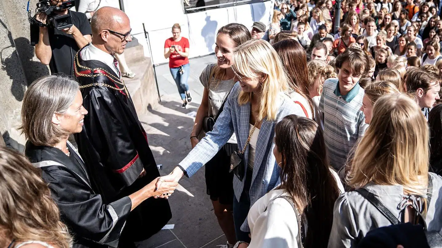 »Universiteterne bør i højere grad, løbende og på fleksibel vis, tilbyde den slags nødvendig kompetenceopdatering end tilbyde studerende en gammeldags kandidatgrad, der ikke længere er det værd, den engang var – som arbejdsløshedsstatistikken tydeligvis viser,« skriver Klaus Æ. Mogensen og Simon Fuglsang Østergaard.