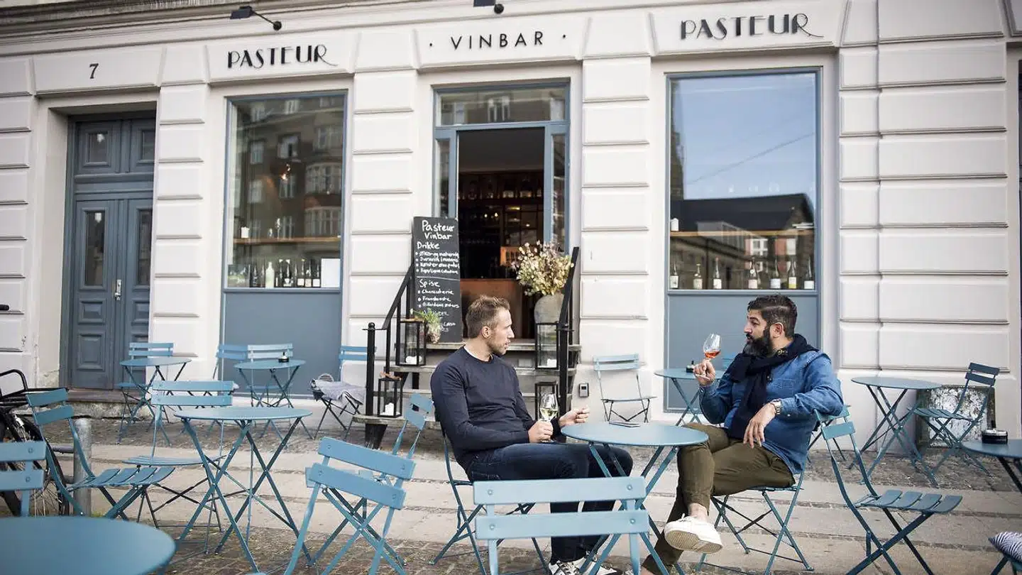Pasteur ligger på hjørnet, hvor Trianglen møder Blegdamsvej, og der har der været lang tradition for udendørsservering, også inden Pasteur kom til.