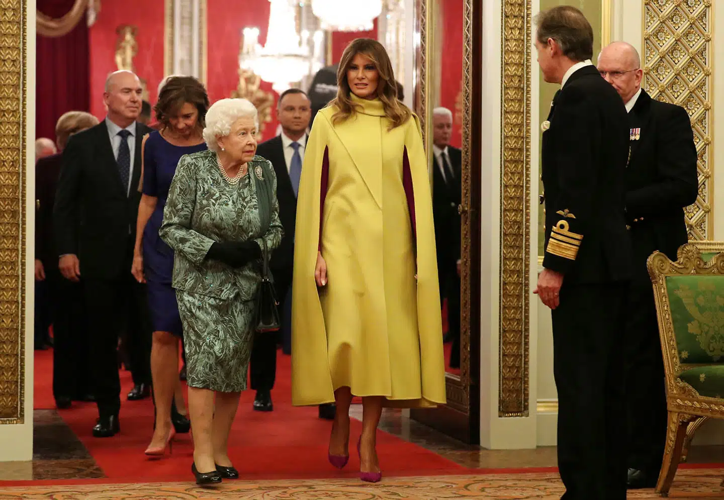 Melania Trump i gul Valentino-kappe og signaturstiletterne fra Christian Louboutin, denne gang i lilla, under det nylige NATO-topmøde i London. Her fik hun lejlighed til at møde dronning Elizabeth for femte gang i sine tre år som førstedame.