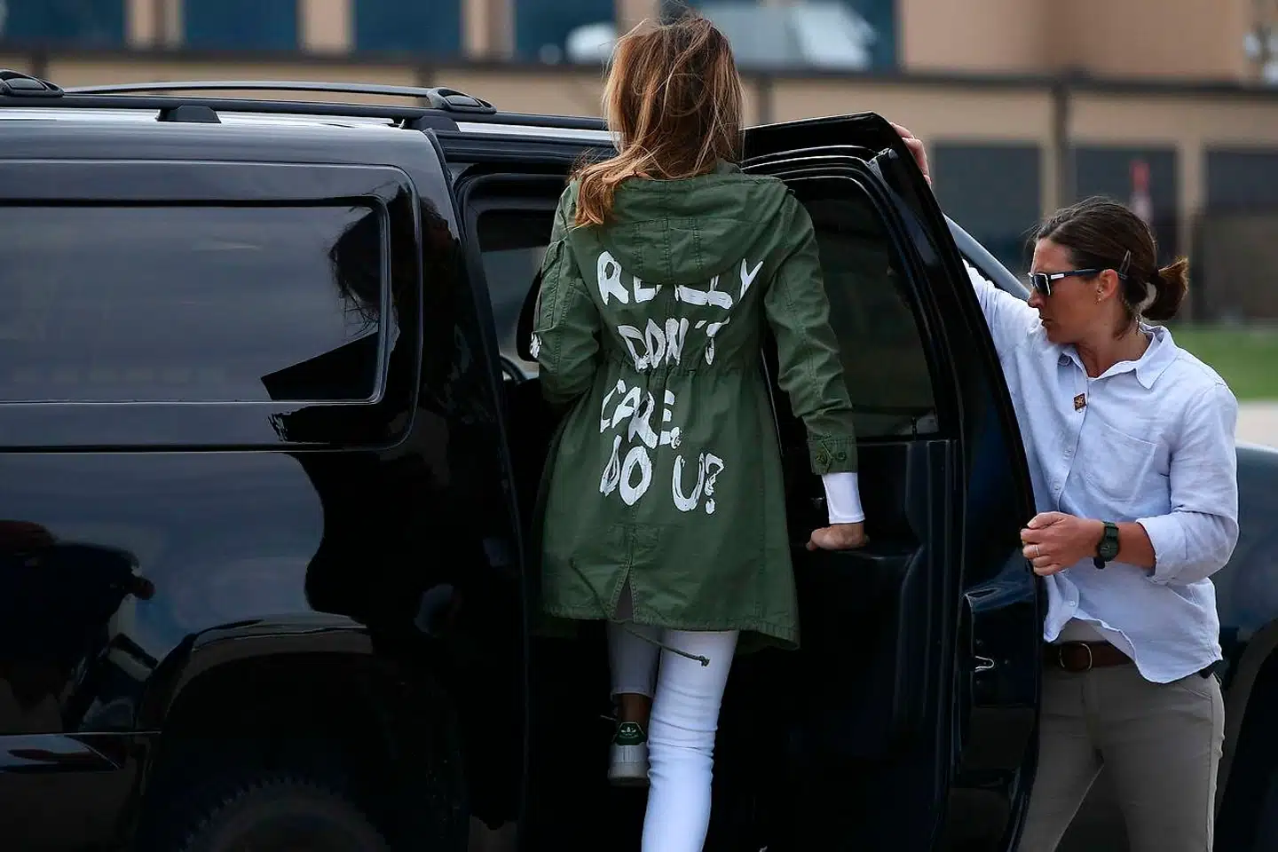Jakken med teksten »I really don't care, do you?«, som Melania Trump bar under et besøg hos migranter ved den mexicanske grænse. Forfatteren til en ny bog om Melania Trump mener, at budskabet var rettet mod Ivanka Trump, som hun på det tidspunkt rivaliserede med.