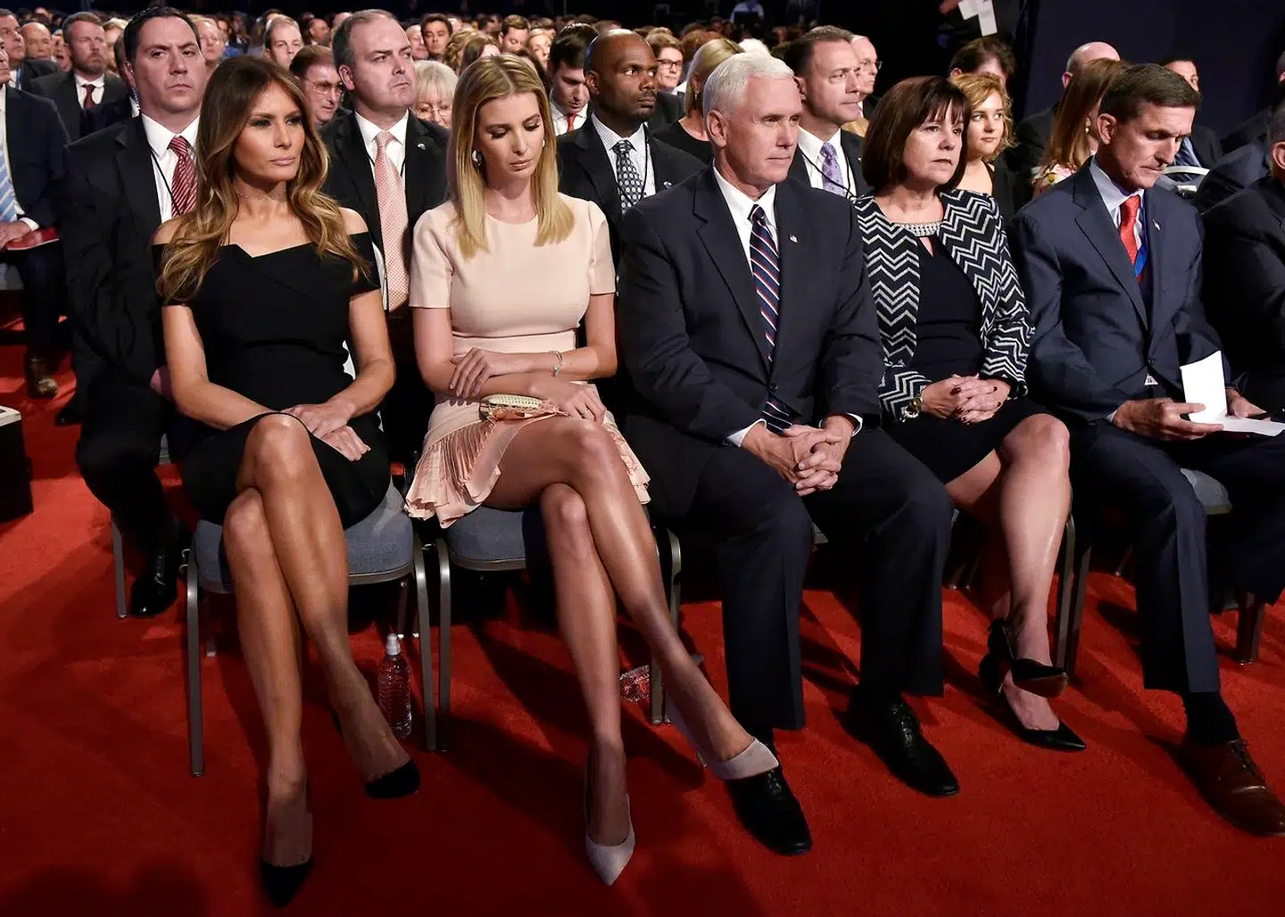 Melania Trump i et selskab, hun formentlig ikke har været begejstret for. Ved siden af hende sidder Ivanka Trump, som hun en overgang rivaliserede med. Og på den anden side af vicepræsident Mike Pence sidder hans hustru, Karen, som Melania Trump ifølge den nye bog har et så køligt forhold til, at hun ikke gider at sidde ved siden af hende, når de flyver ud til officielle opgaver.