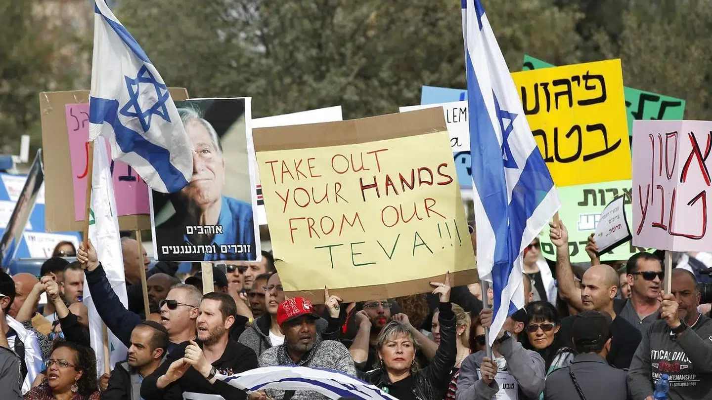 Utilfredse Teva-ansatte protesterer over Kåre Schultz' gigantiske spareplan i december 2017.